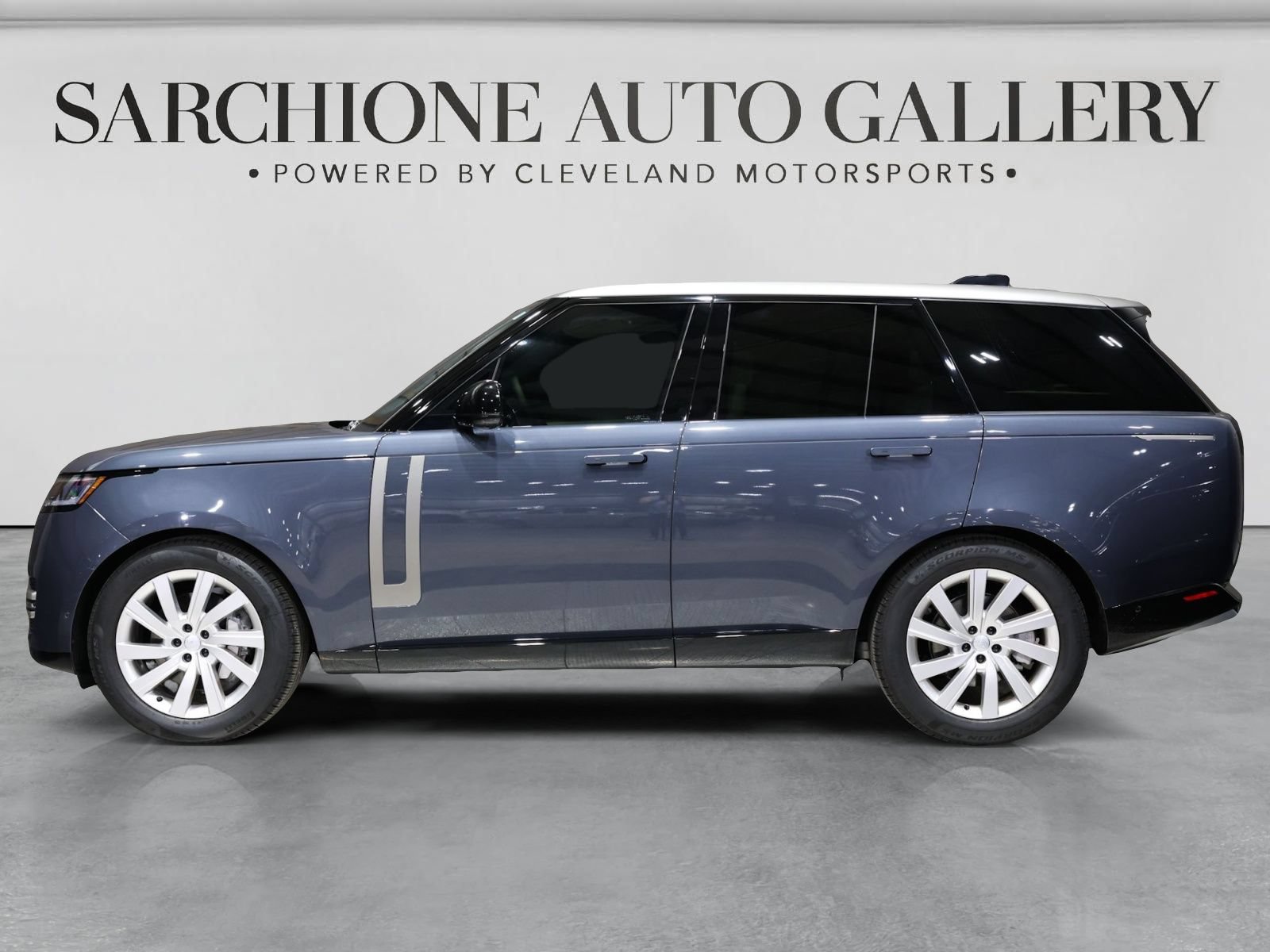 Used 2025 Land Rover Range Rover SE AWD/4WD image 3