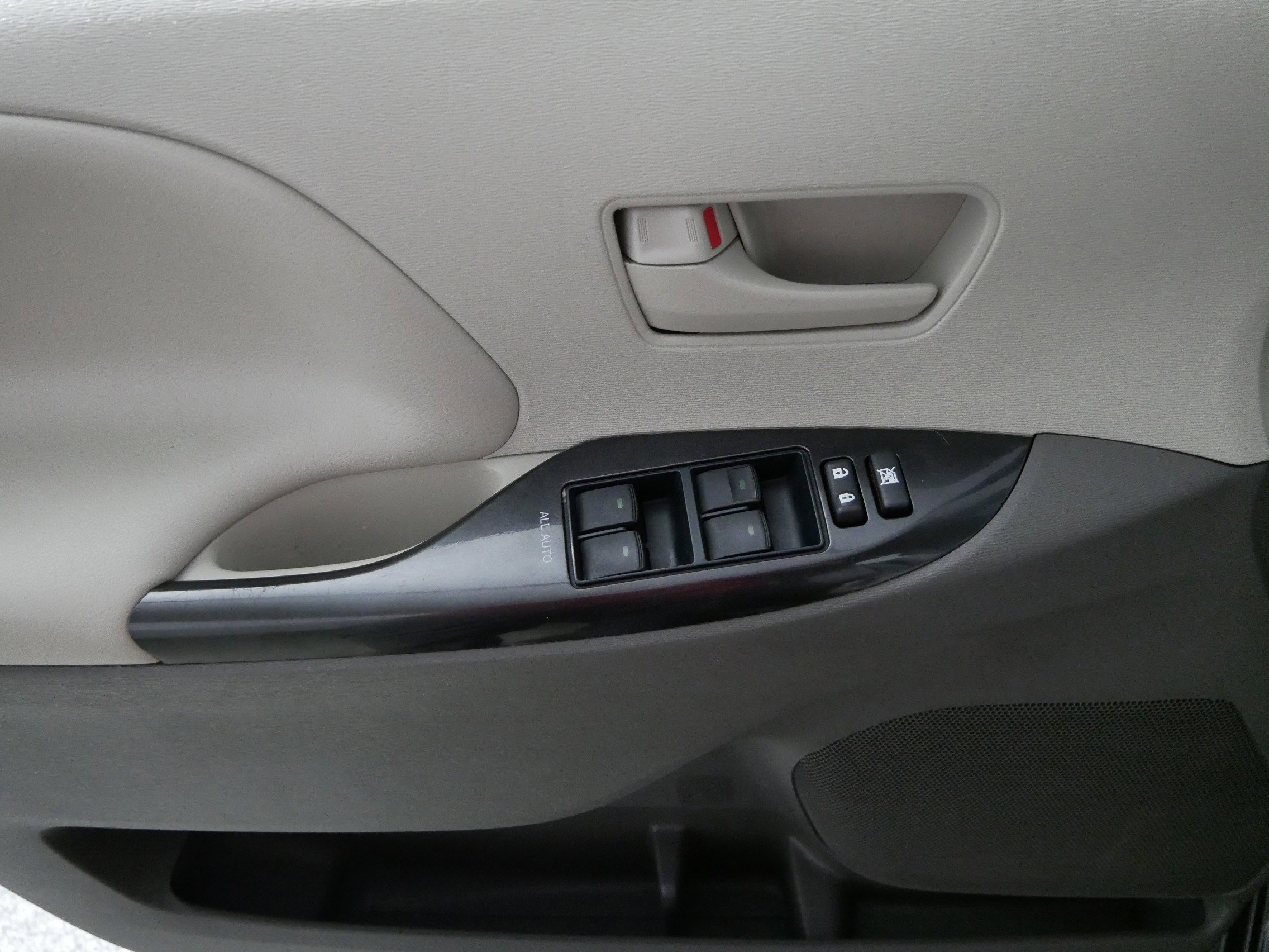 Used 2012 Toyota Sienna LE FWD image 19