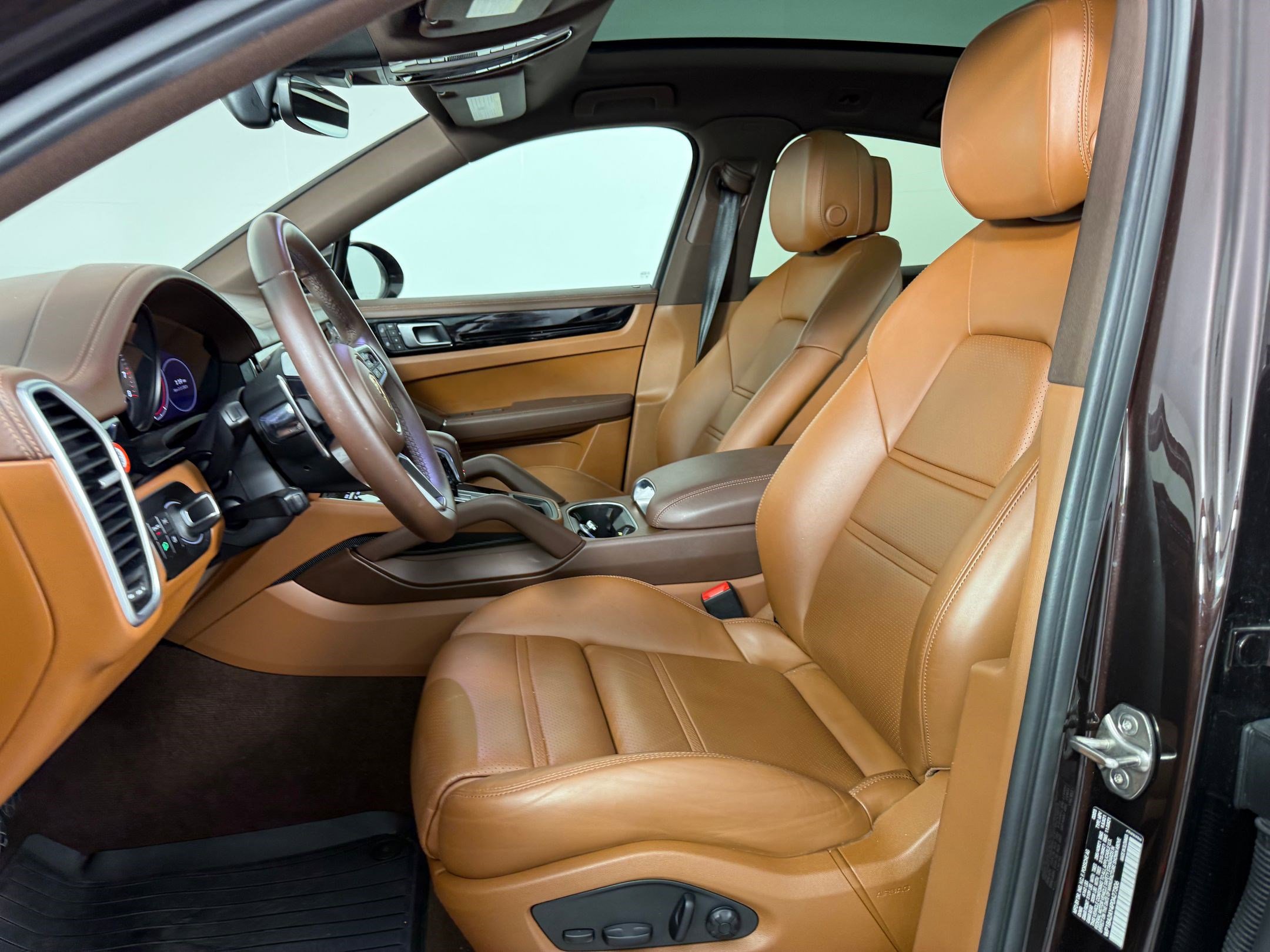 Certified 2023 Porsche Cayenne Platinum Edition image 5