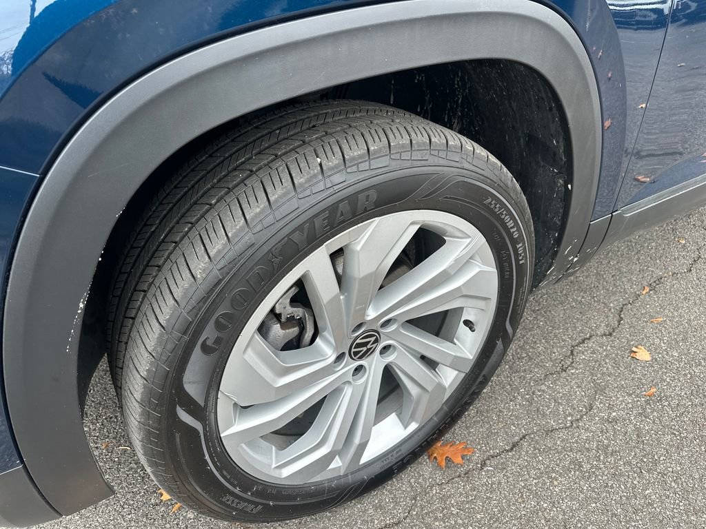 Certified 2022 Volkswagen Atlas SE image 2