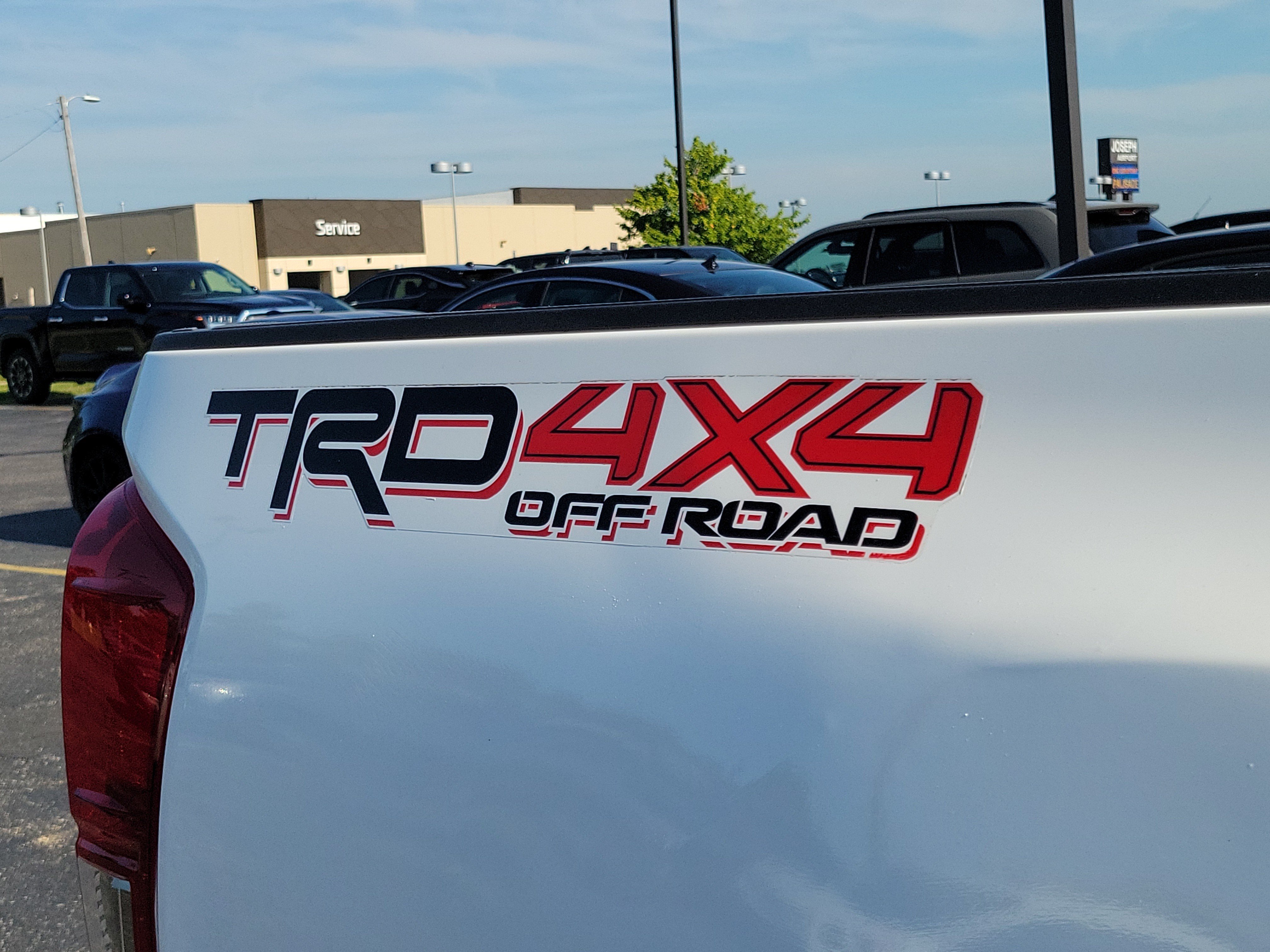 Used 2017 Toyota Tacoma TRD Off-Road w/ Tow Package (A/T) AWD/4WD image 7