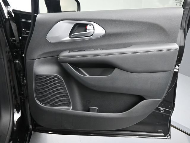 New 2025 Chrysler Pacifica Limited FWD image 20