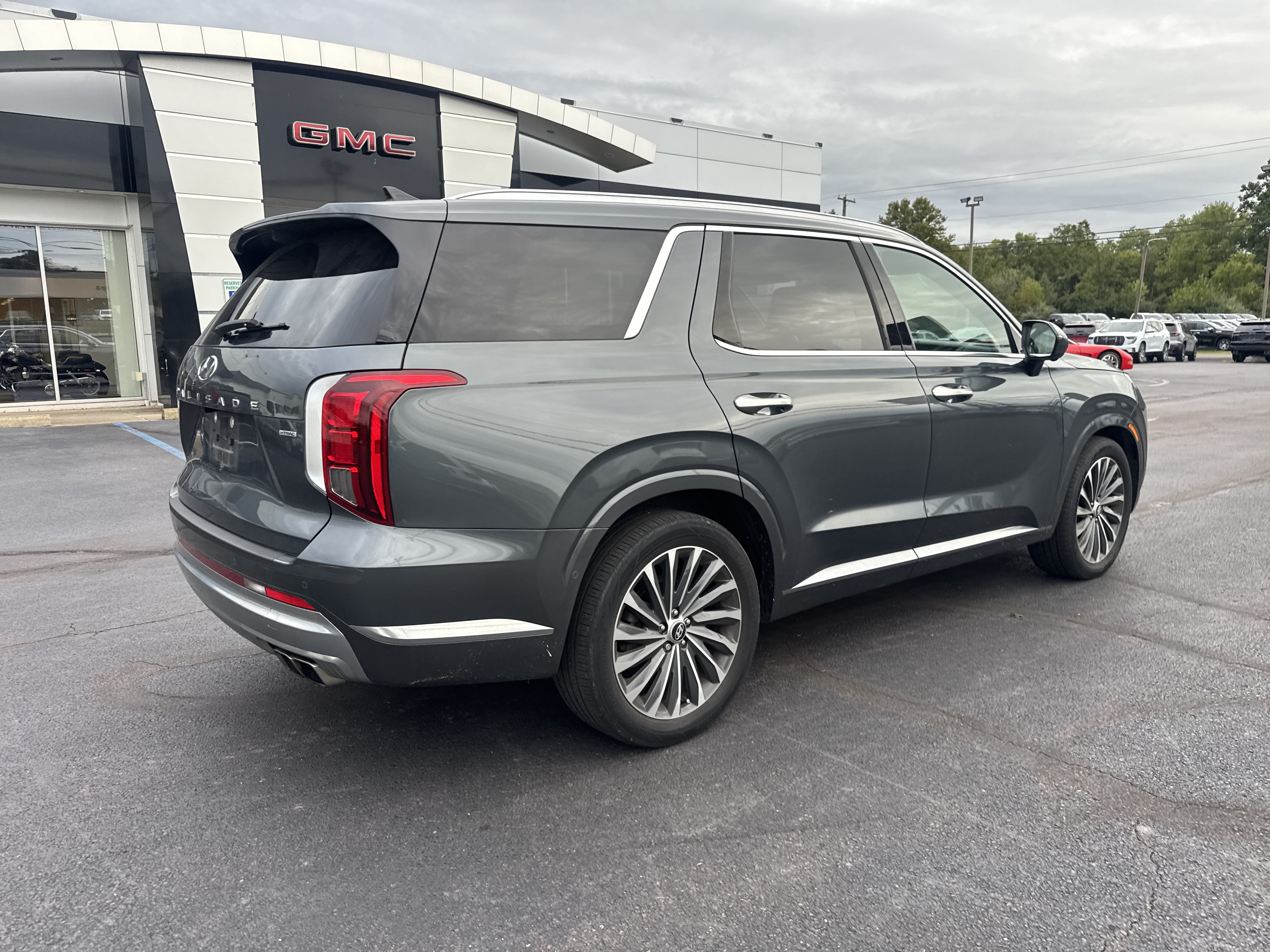 Used 2023 Hyundai Palisade Calligraphy w/ Cargo Package AWD/4WD image 3