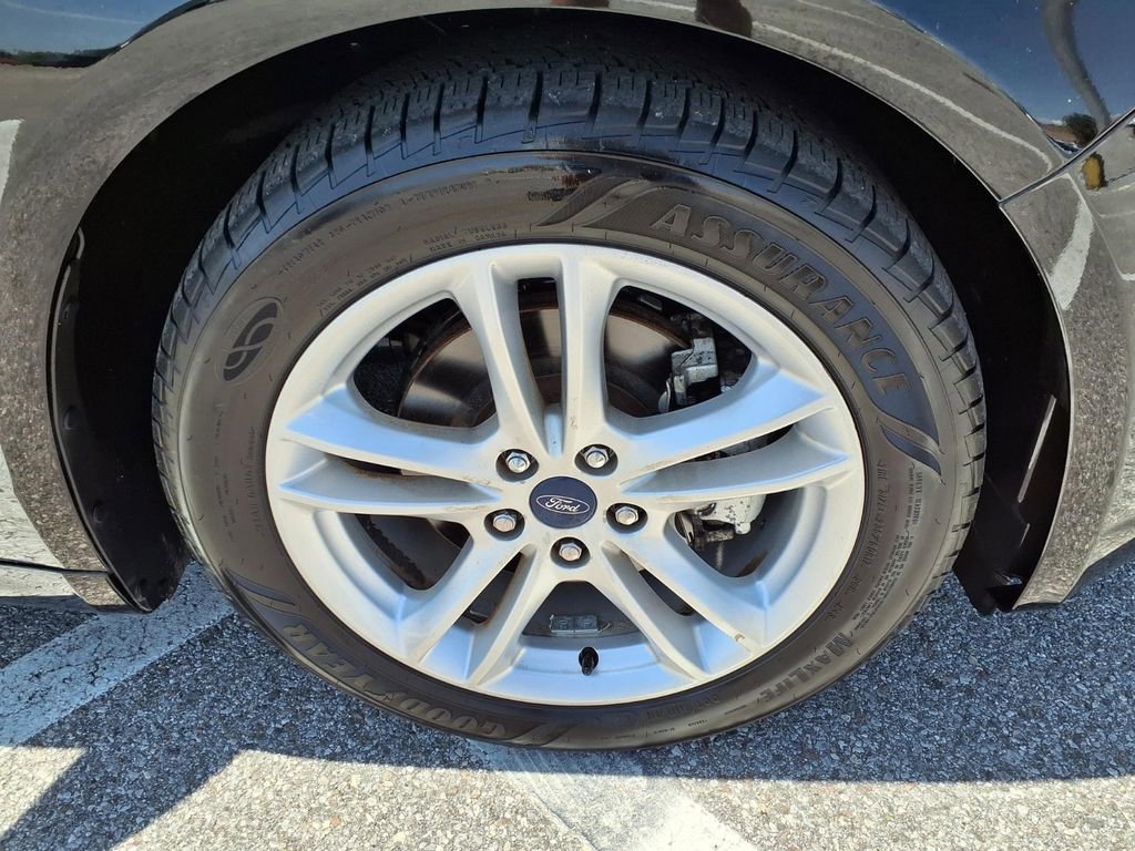 Used 2018 Ford Fusion SE w/ Fusion SE Technology Package FWD image 9