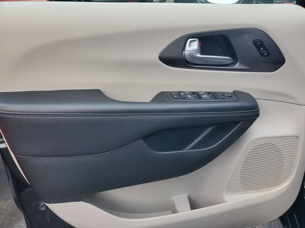 Used 2024 Chrysler Pacifica Touring-L FWD image 7