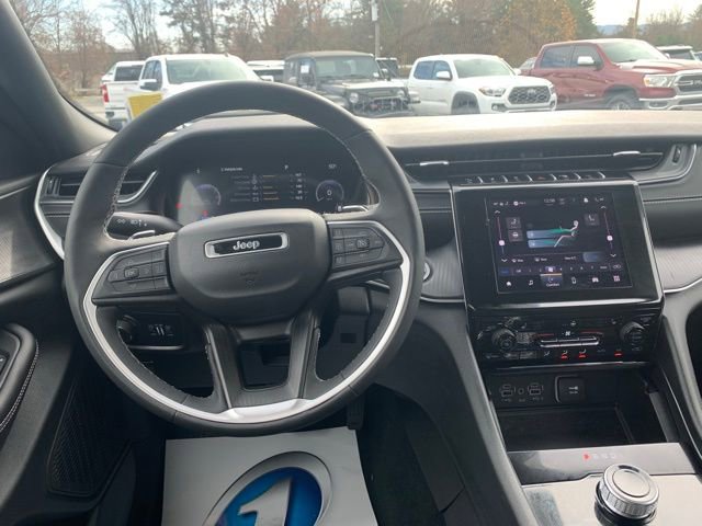 Used 2023 Jeep Grand Cherokee Altitude image 9