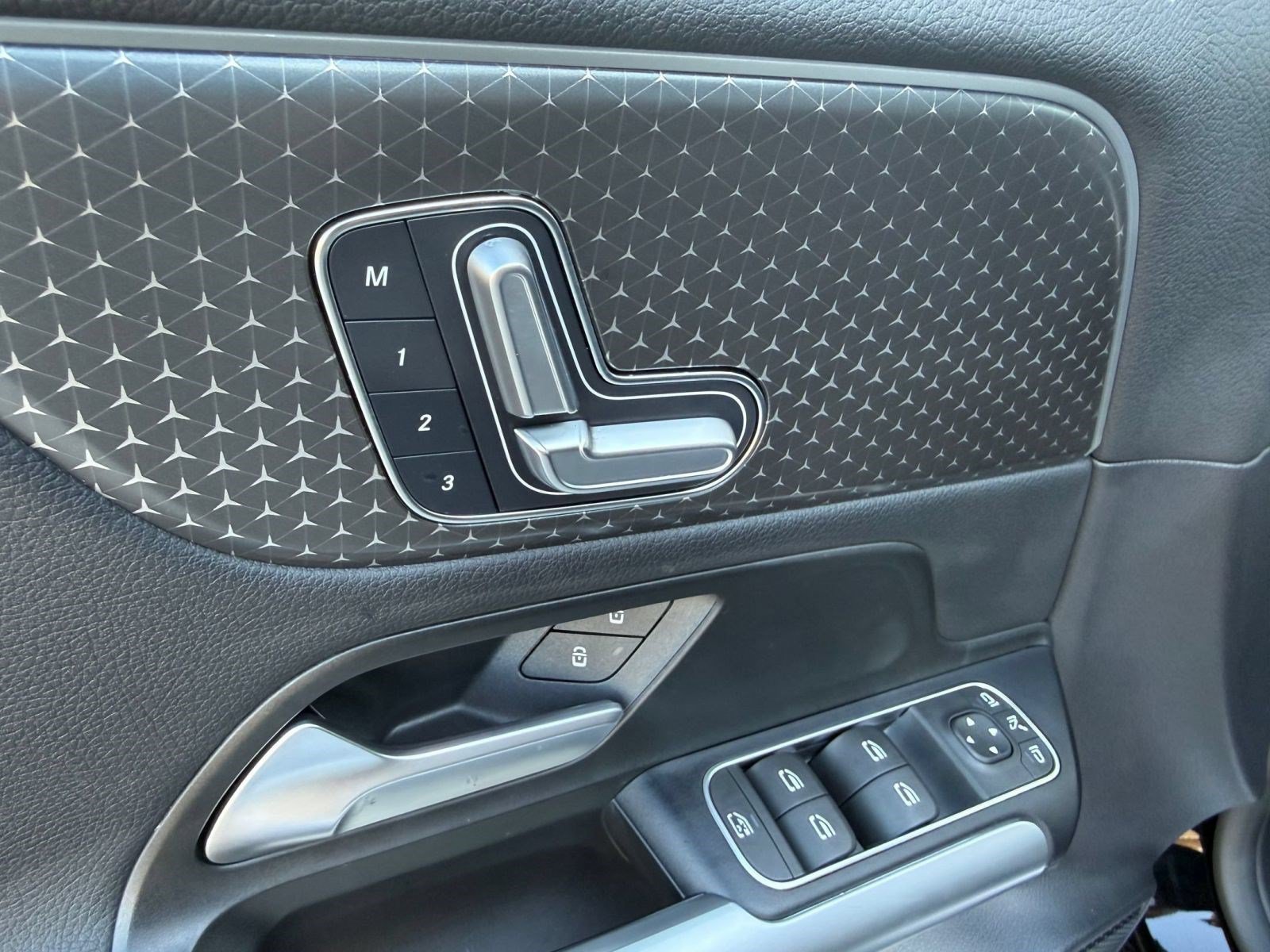 Used 2025 Mercedes-Benz GLA 250 image 32