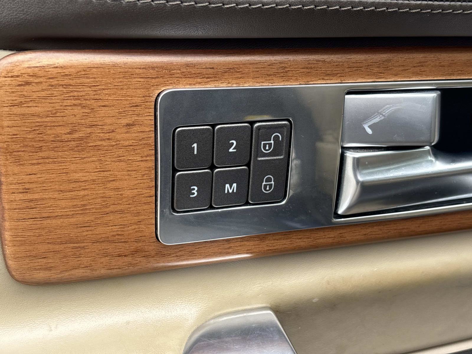 Used 2016 Land Rover LR4 HSE LUX image 15