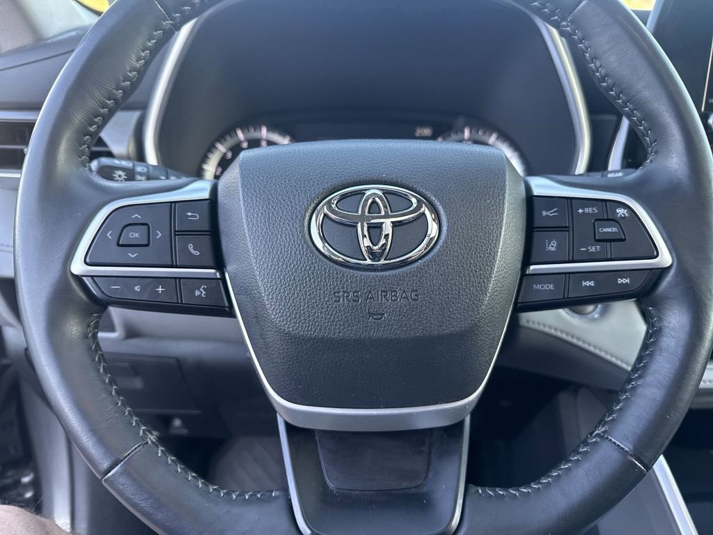 Used 2023 Toyota Highlander XLE AWD/4WD image 17