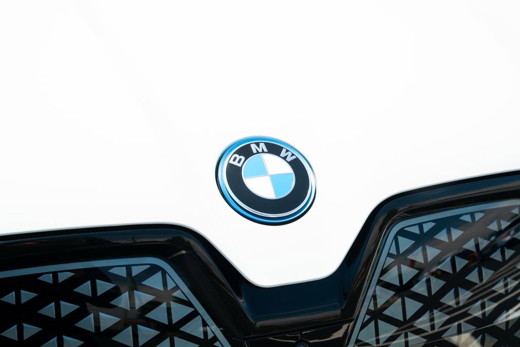 Used 2024 BMW iX xDrive50 w/ Premium Package AWD/4WD image 7