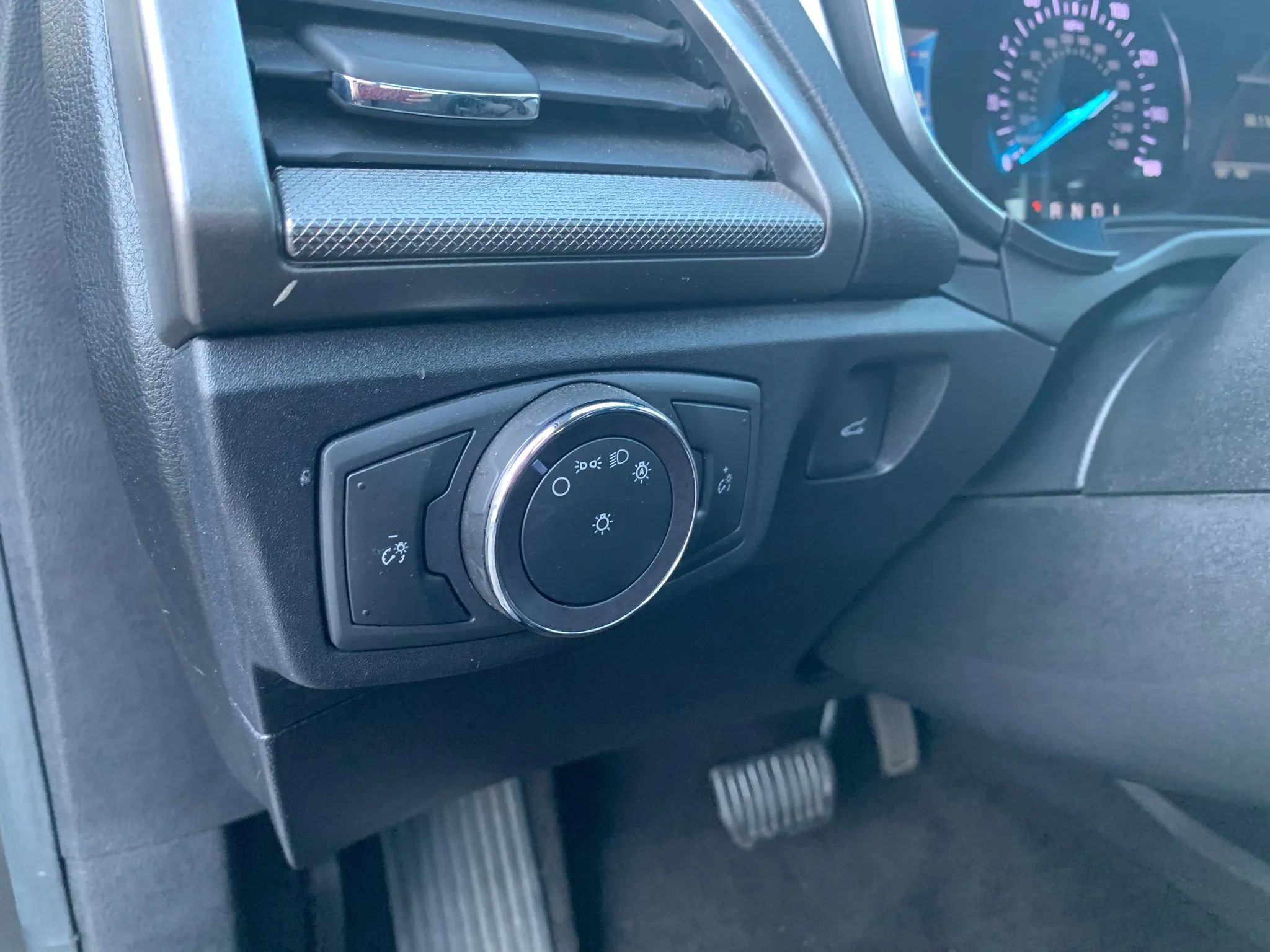 Used 2020 Ford Fusion SE image 16