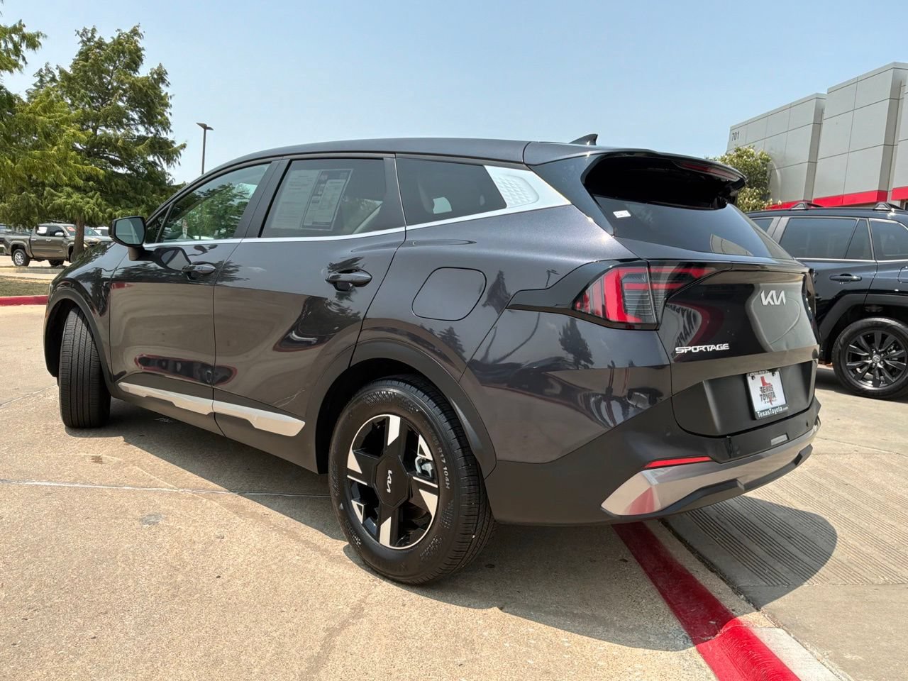 Used 2026 Kia Sportage LX FWD image 8