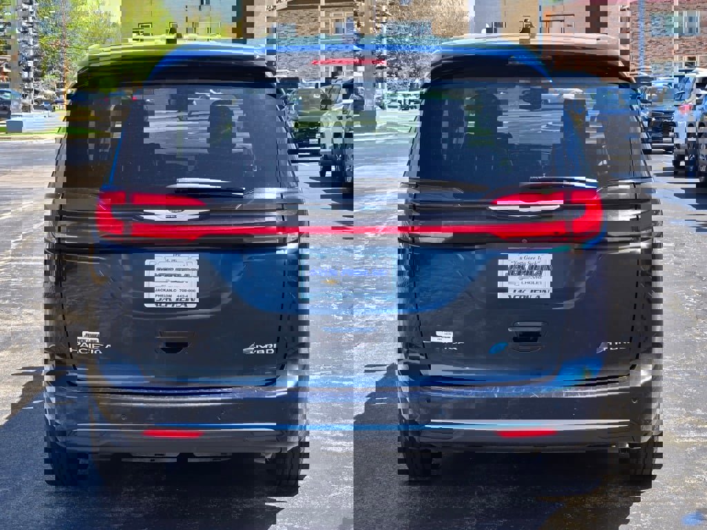 Used 2024 Chrysler Pacifica Select image 12