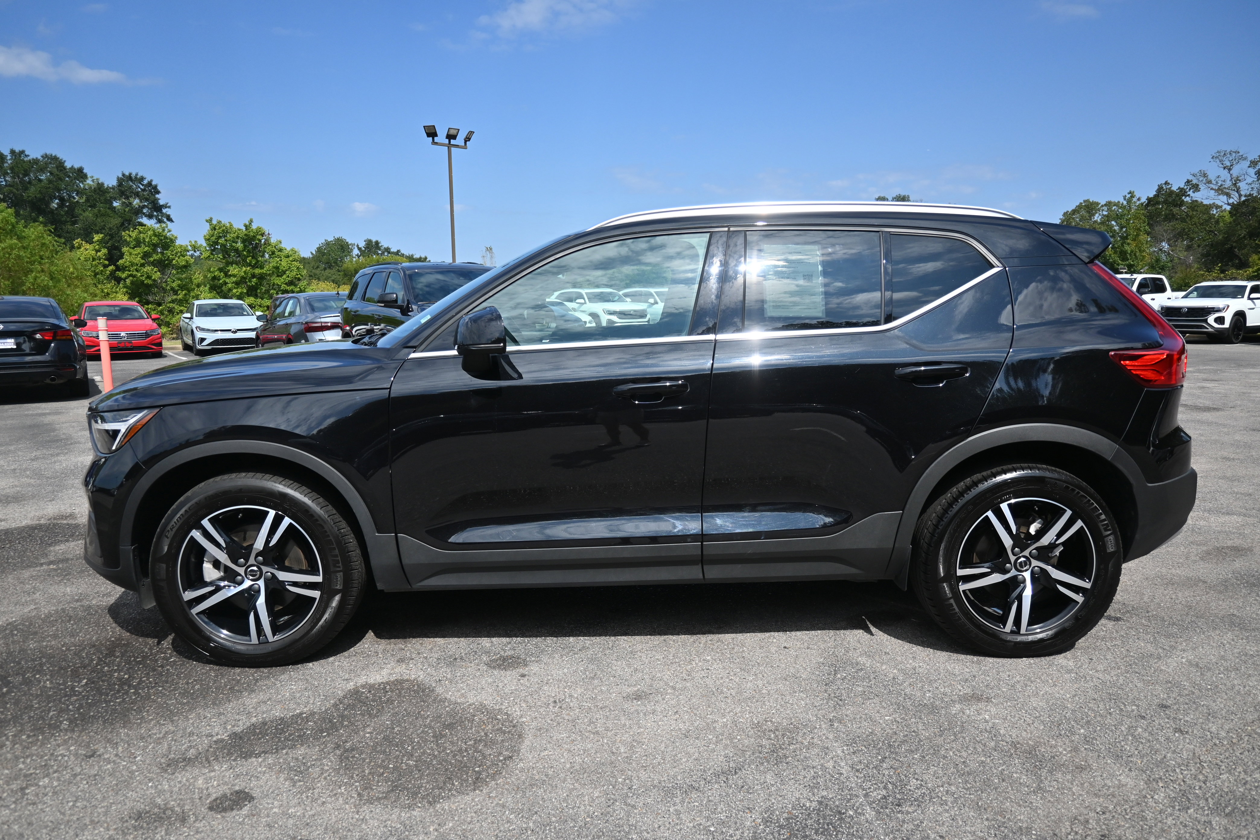 Used 2025 Volvo XC40 B5 Core image 6