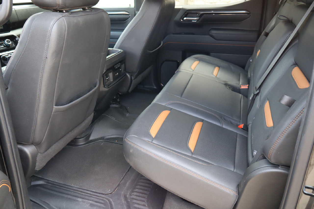 Used 2023 GMC Sierra 1500 AT4 w/ Technology Package AWD/4WD image 5