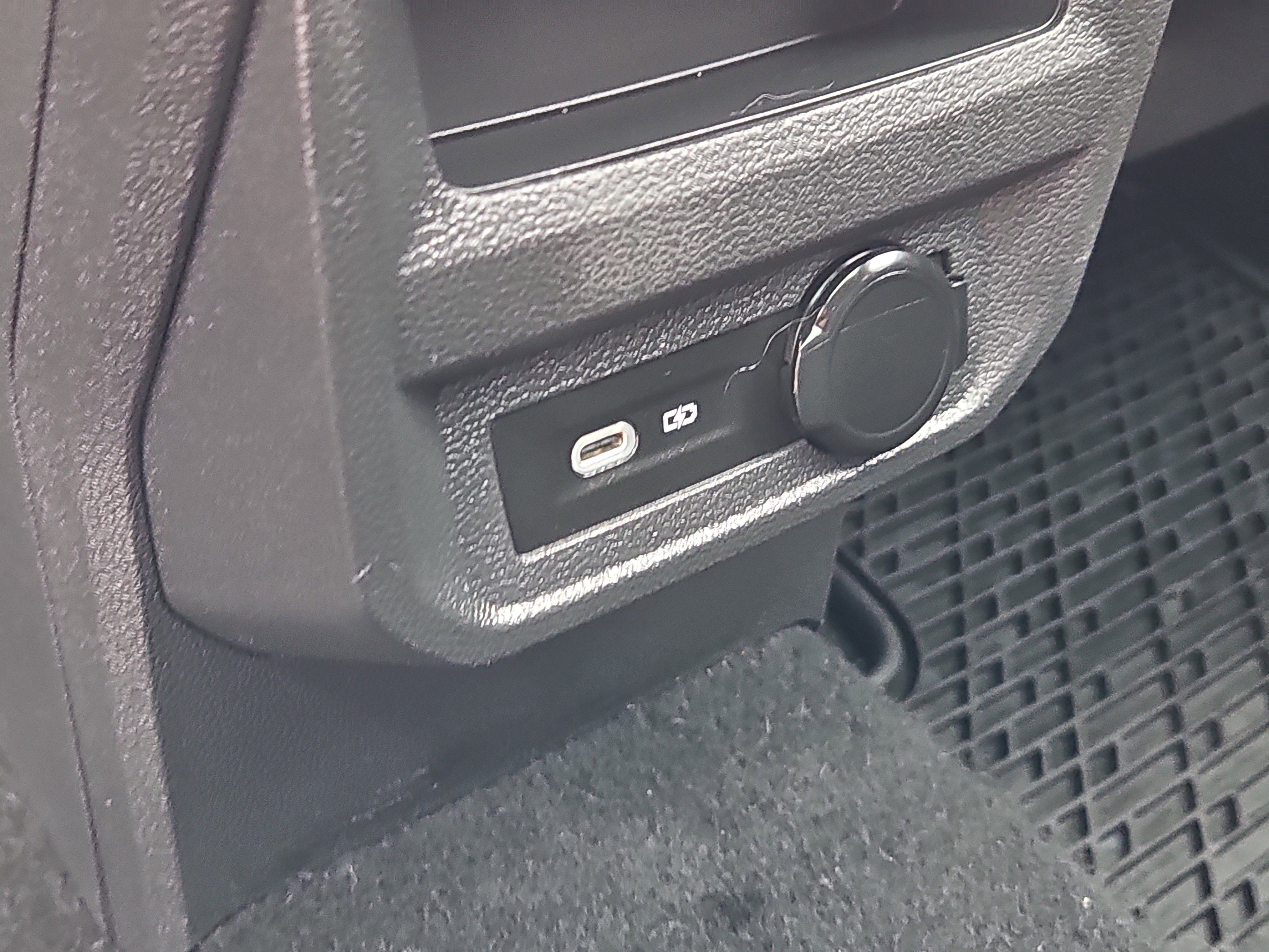 Used 2021 Volkswagen Tiguan SE w/ Panoramic Sunroof Package image 13