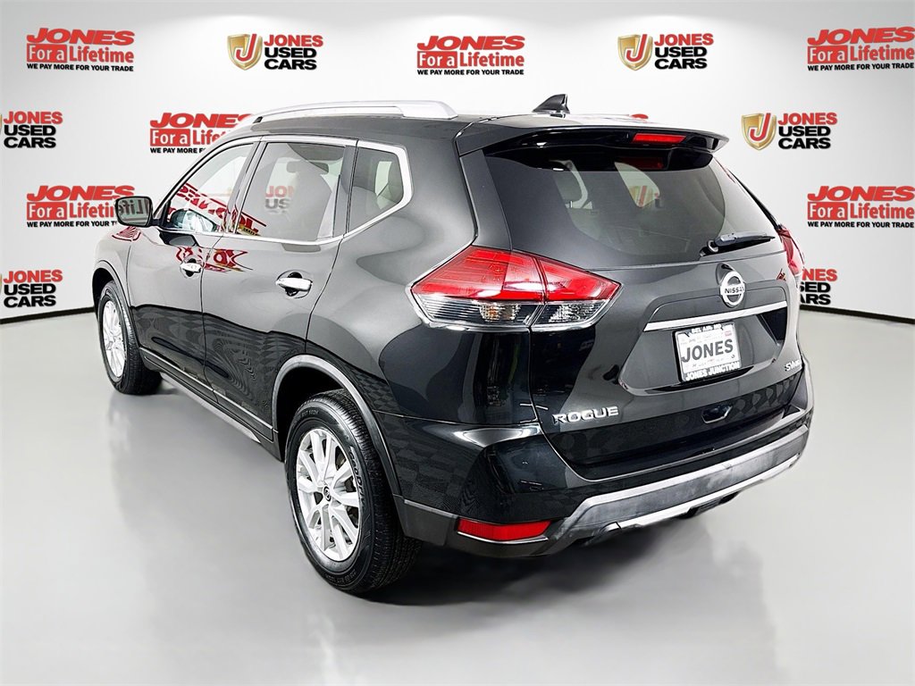 Used 2017 Nissan Rogue SV image 2