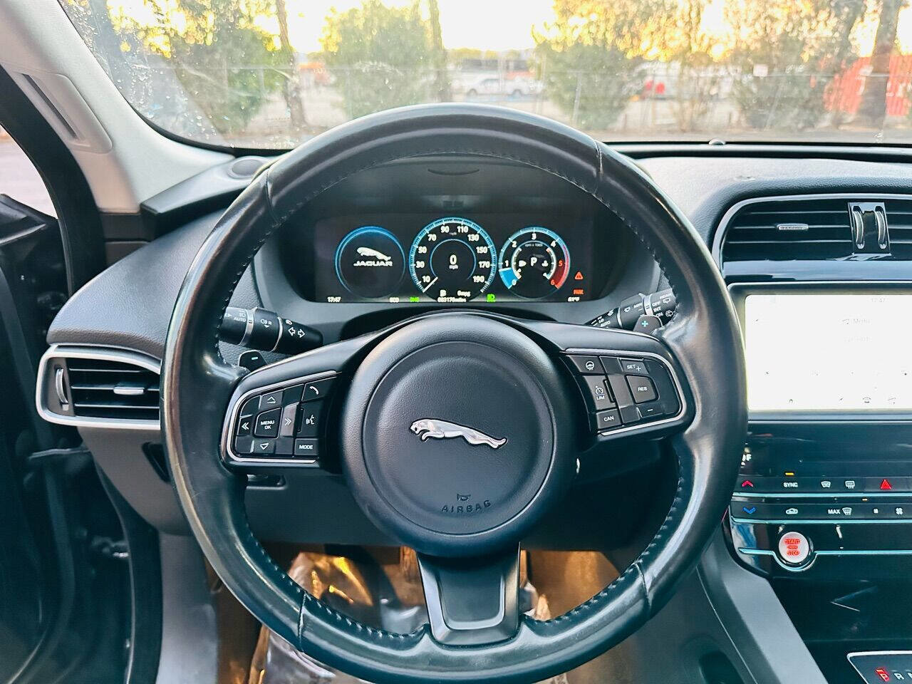 Used 2017 Jaguar F-PACE Prestige image 18