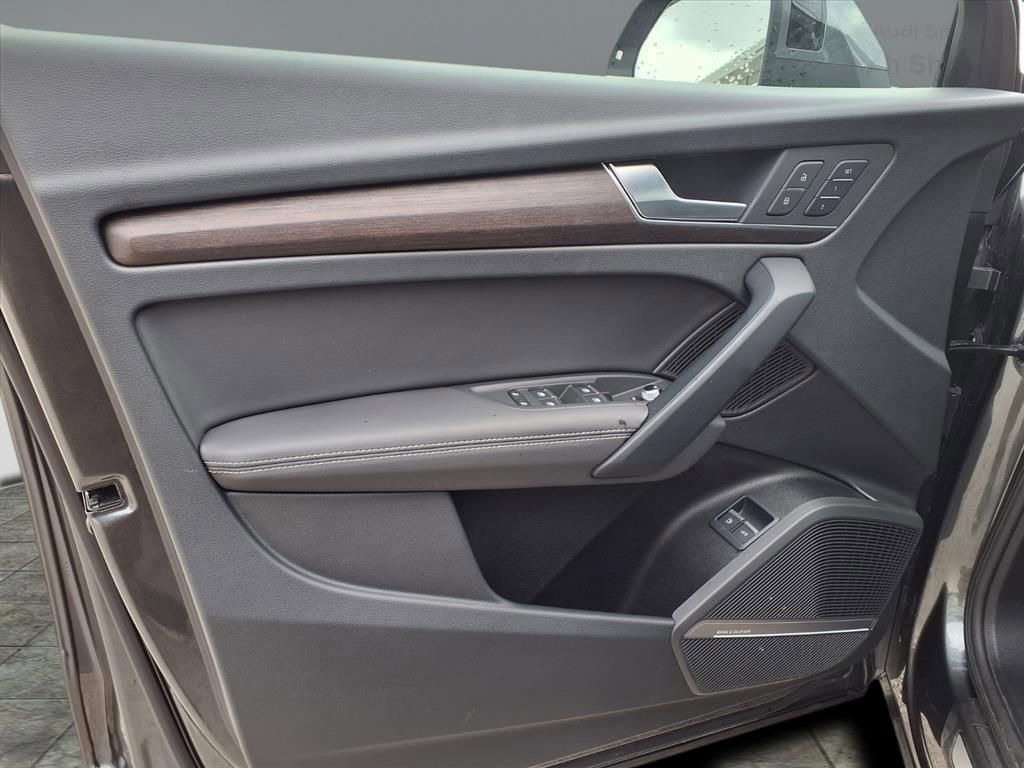 Used 2025 Audi Q5 e Premium Plus w/ Premium Plus Package image 9