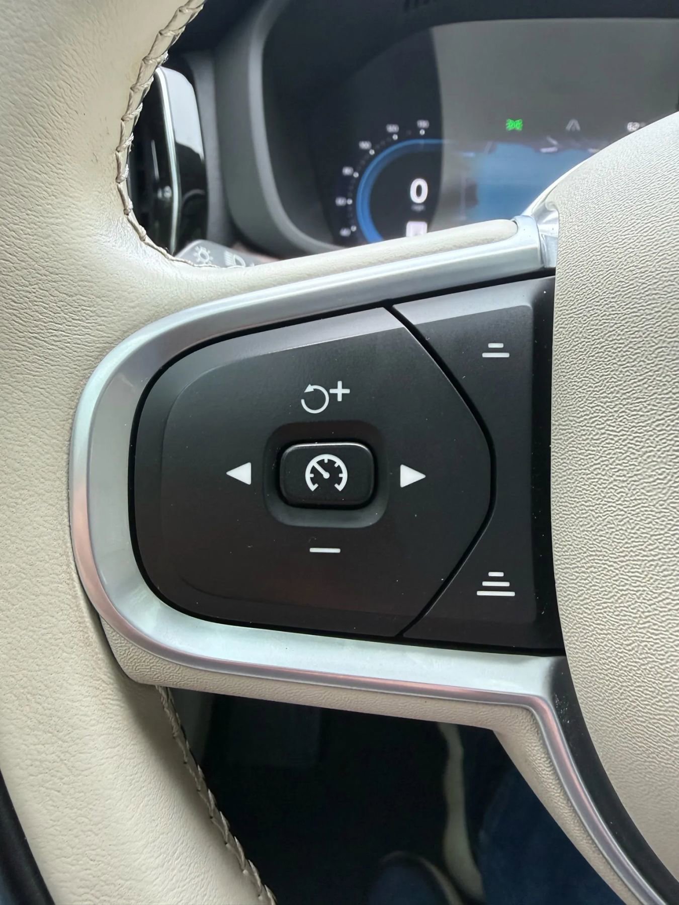 Used 2022 Volvo XC60 B5 Momentum image 19