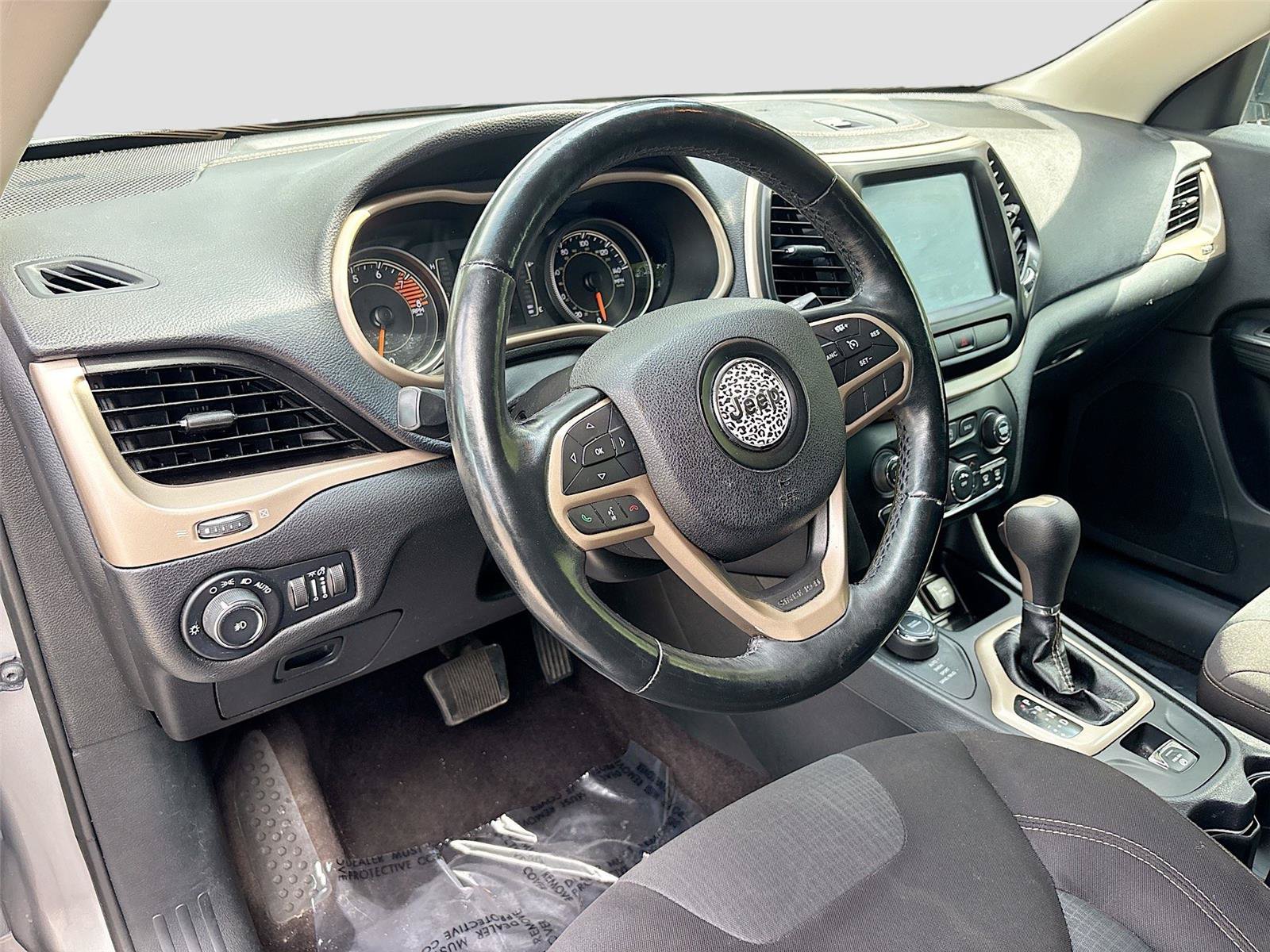 Used 2017 Jeep Cherokee Latitude w/ Cold Weather Group AWD/4WD image 9