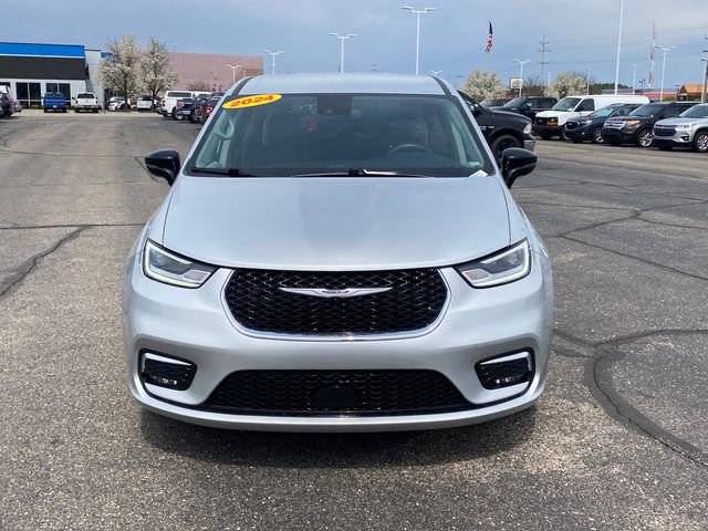 Used 2024 Chrysler Pacifica Touring-L FWD image 3