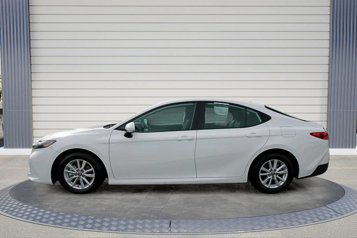 Used 2025 Toyota Camry LE FWD image 4