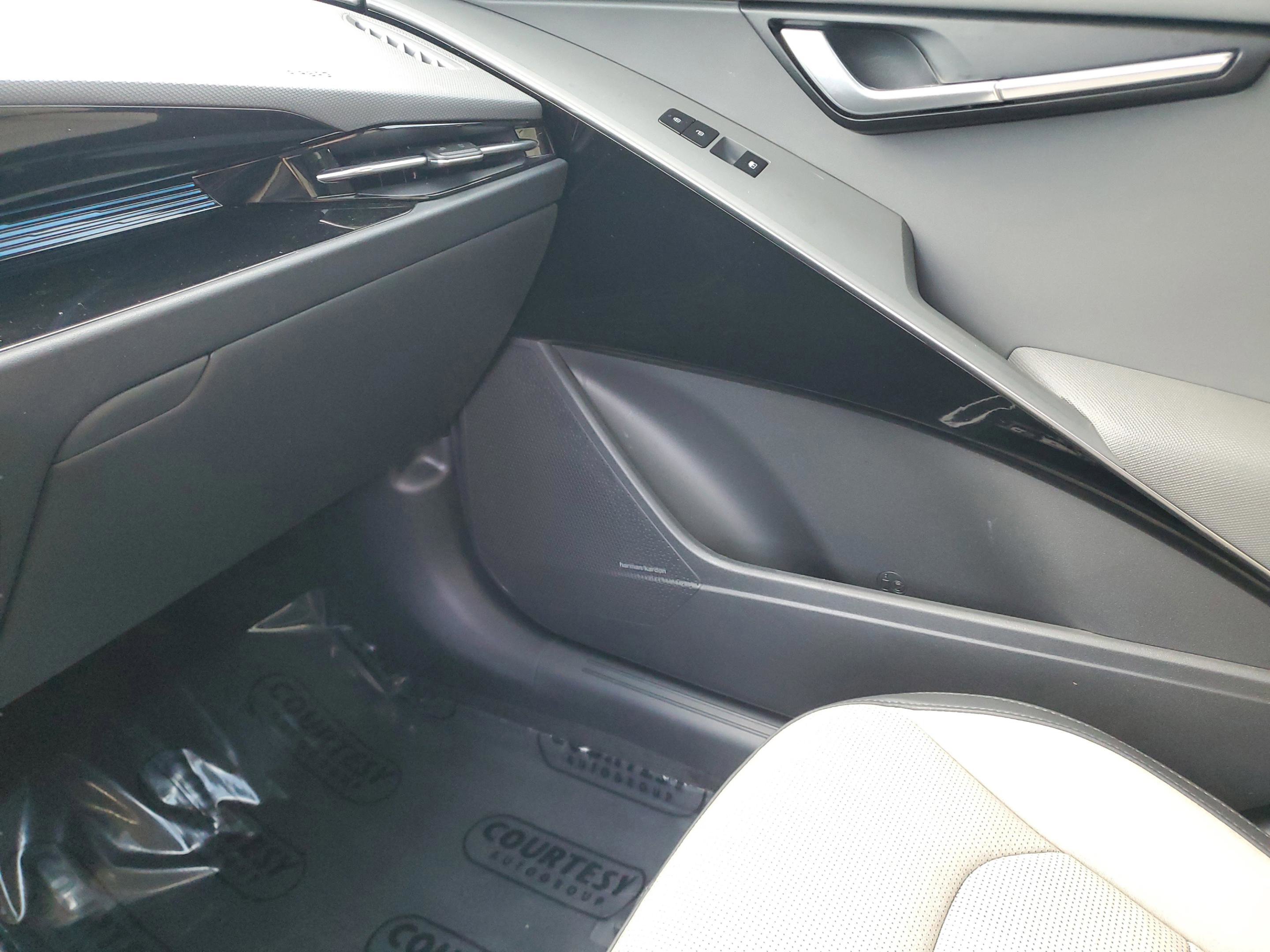 Certified 2024 Kia Niro SX Touring image 26