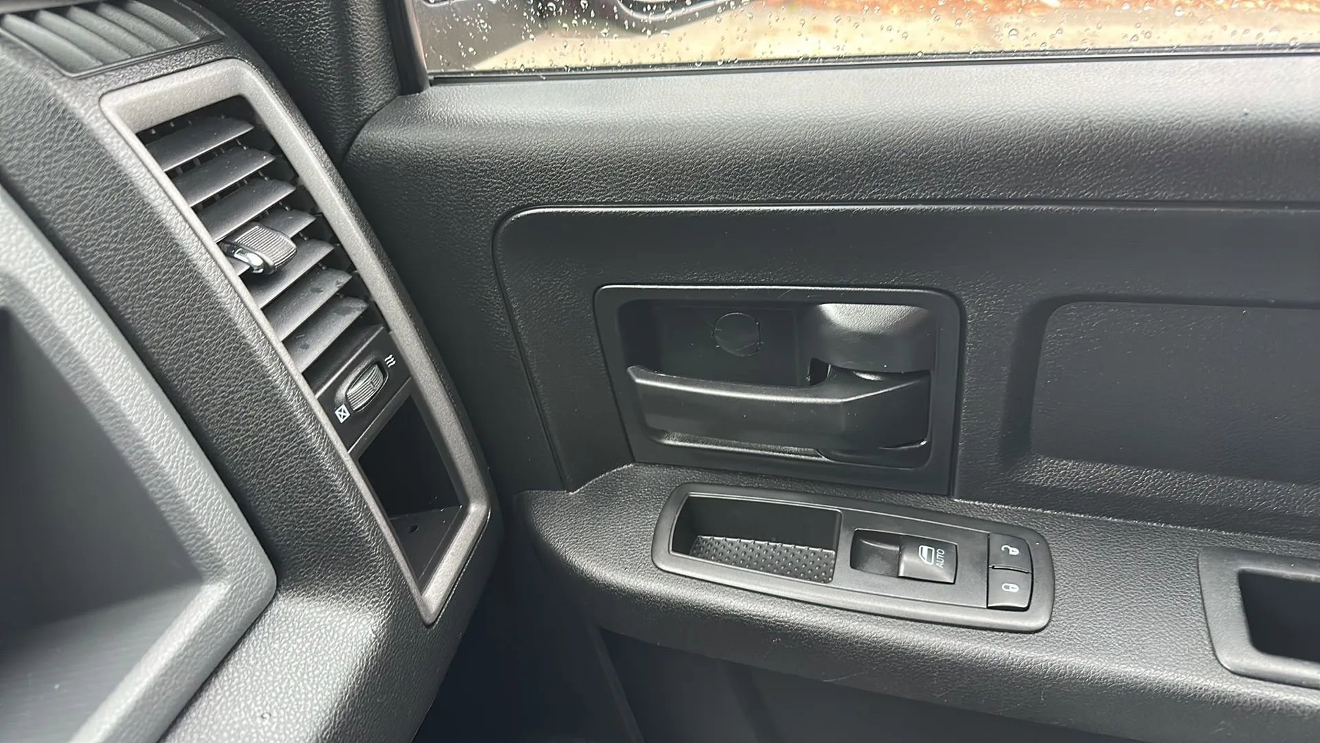 Used 2017 RAM 1500 Express image 41