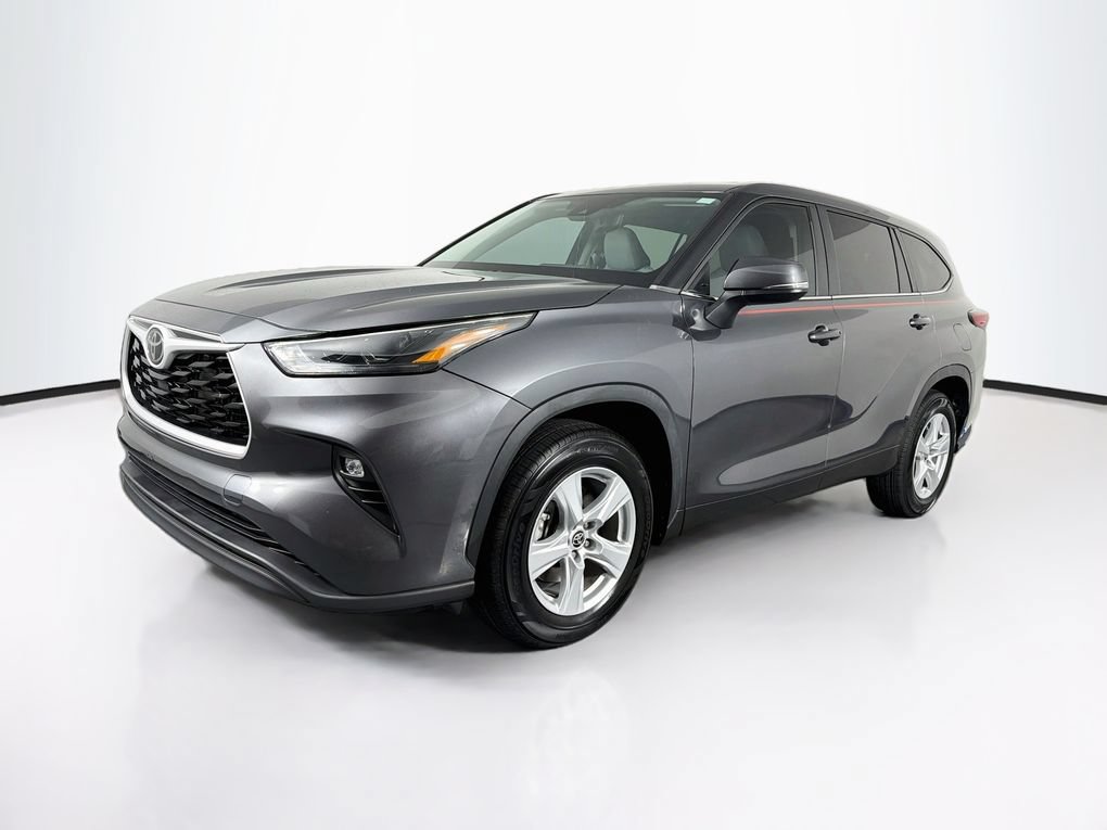 Used 2023 Toyota Highlander LE FWD image 3