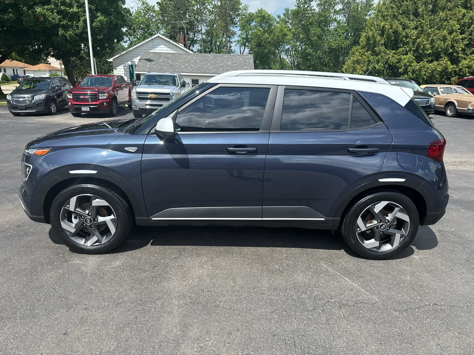 Used 2023 Hyundai Venue Limited image 6