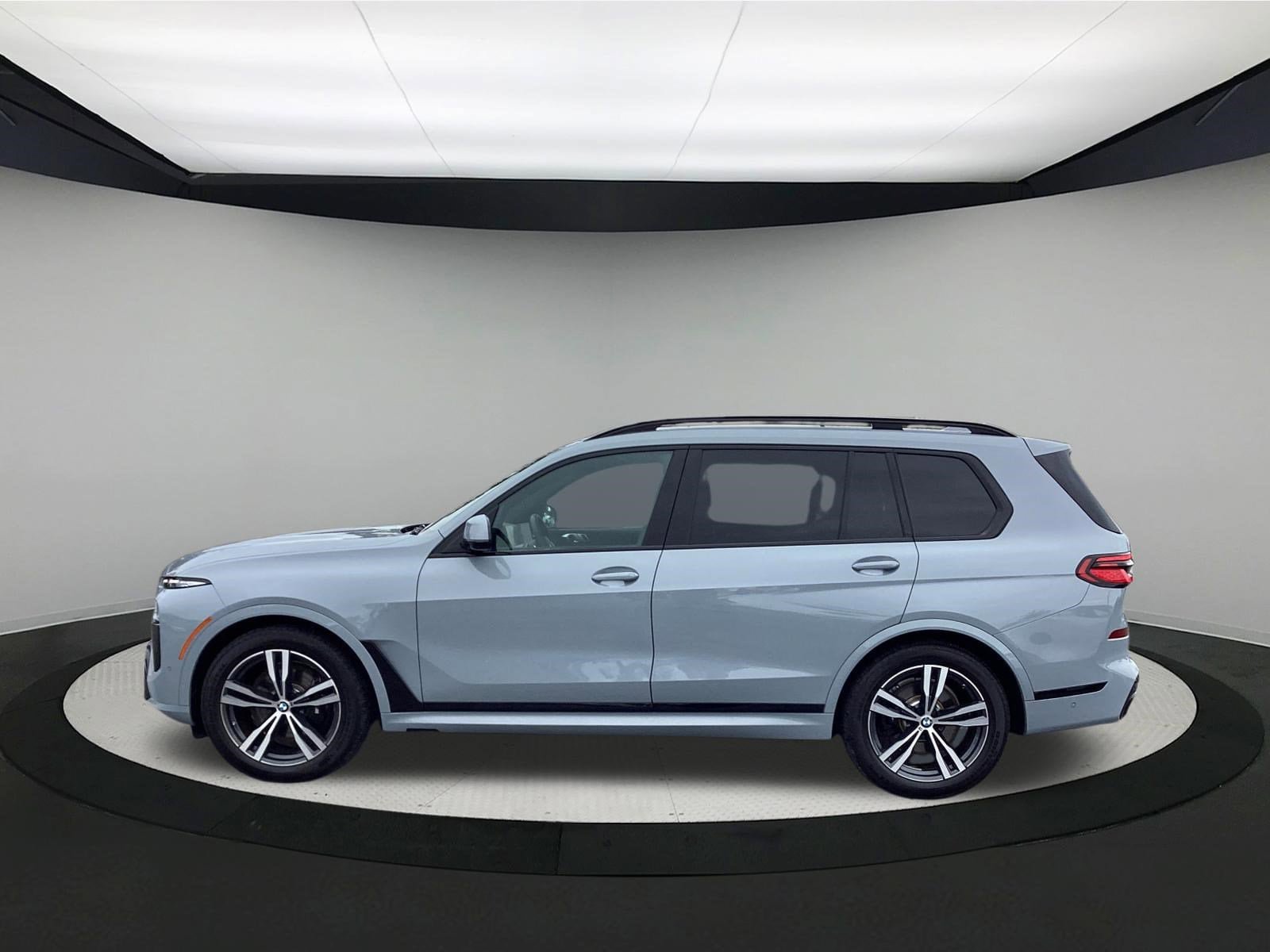 Used 2024 BMW X7 xDrive40i w/ M Sport Package AWD/4WD image 5