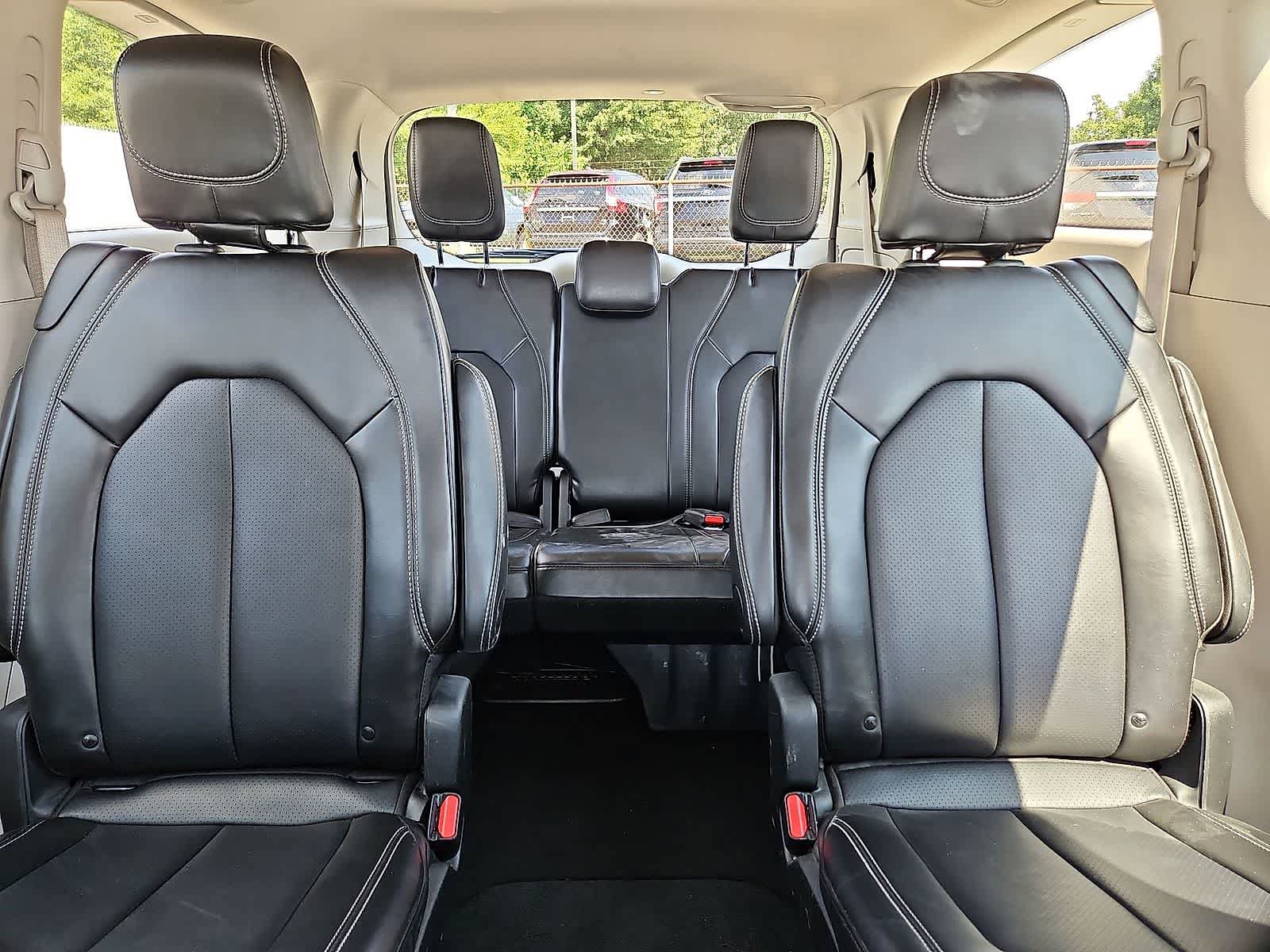 Used 2024 Chrysler Pacifica Touring-L FWD image 14