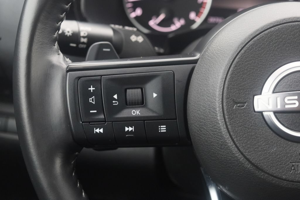 Used 2024 Nissan Pathfinder SV w/ Black Appearance Package AWD/4WD image 18