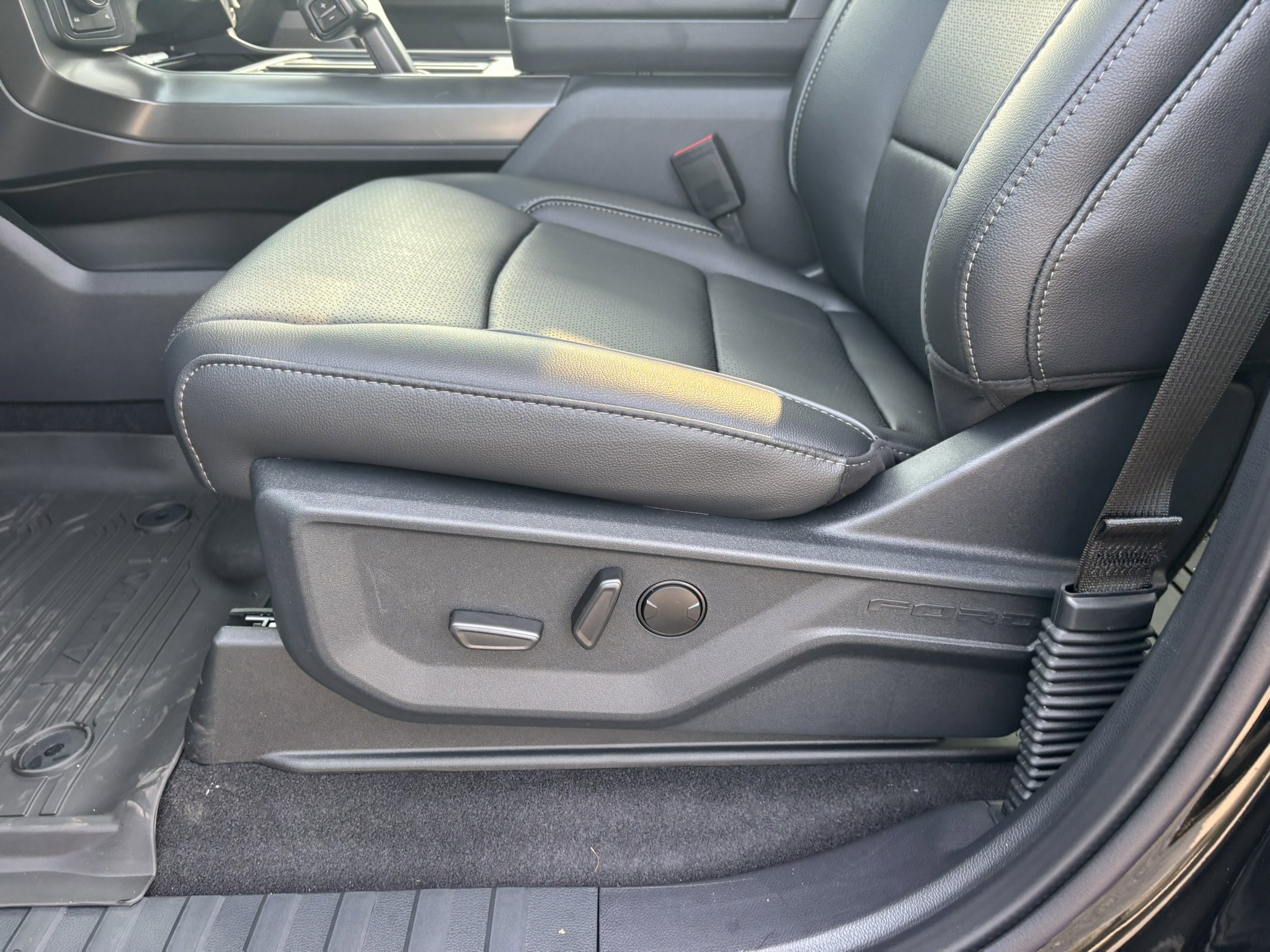 New 2025 Ford F150 Lariat image 13