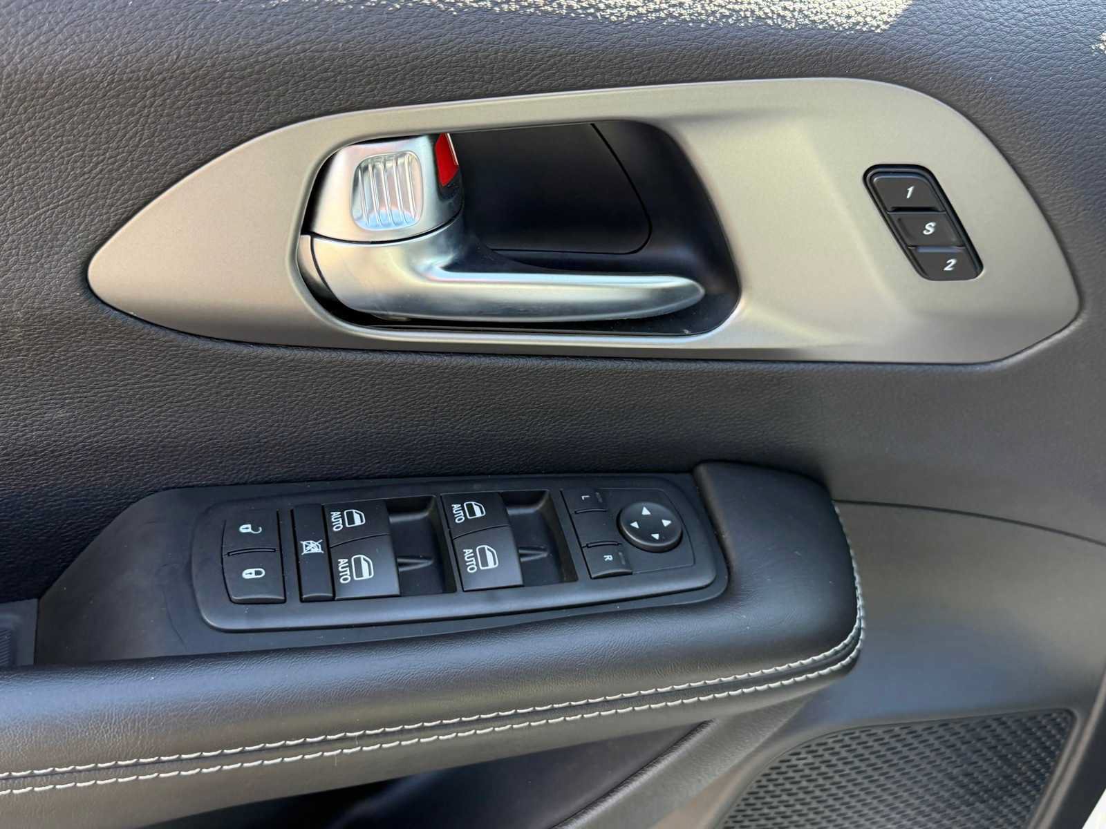 Used 2027 Chrysler Pacifica Select w/ Family Tech Group FWD image 14
