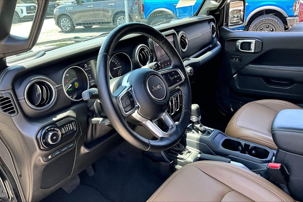 Used 2021 Jeep Wrangler Unlimited Sahara w/ Cold Weather Group AWD/4WD image 16