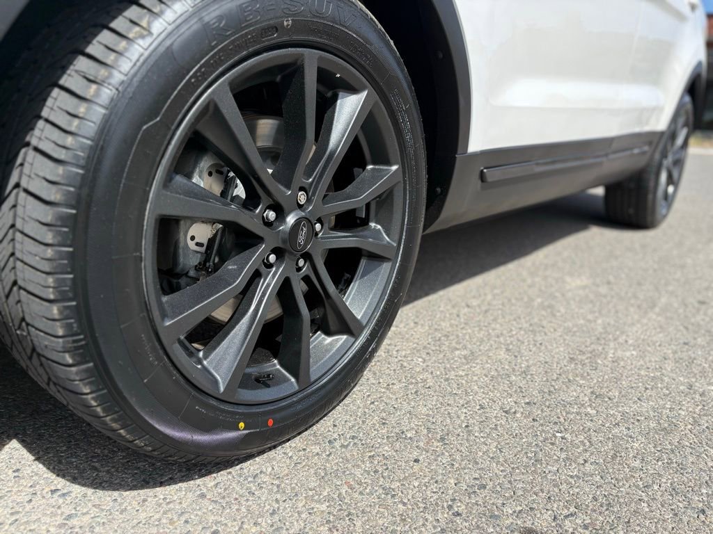 Used 2017 Ford Explorer XLT w/ Equipment Group 202A image 13