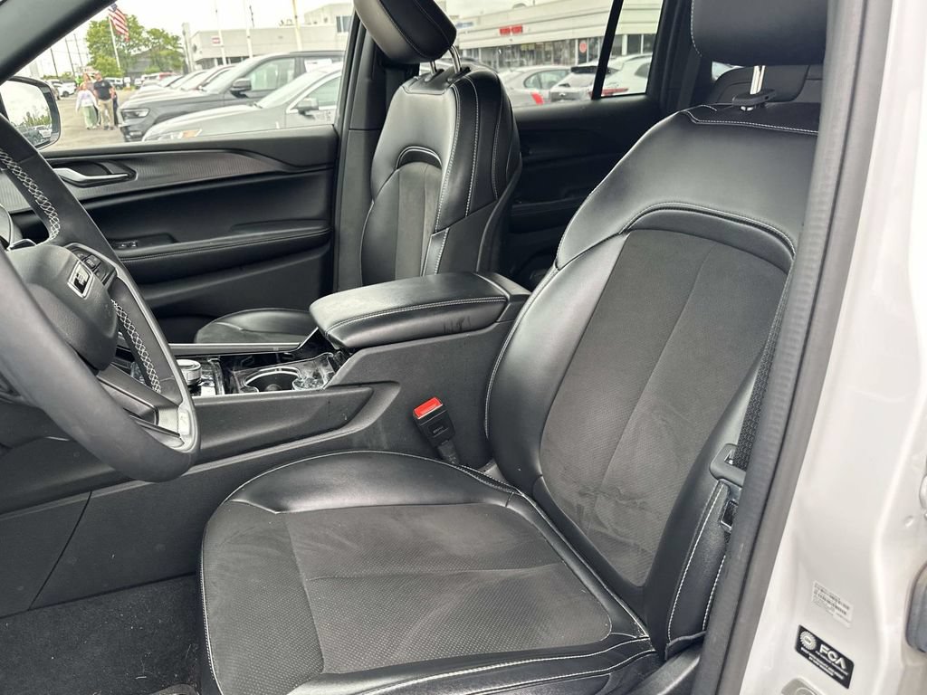 Used 2023 Jeep Grand Cherokee Altitude AWD/4WD image 16