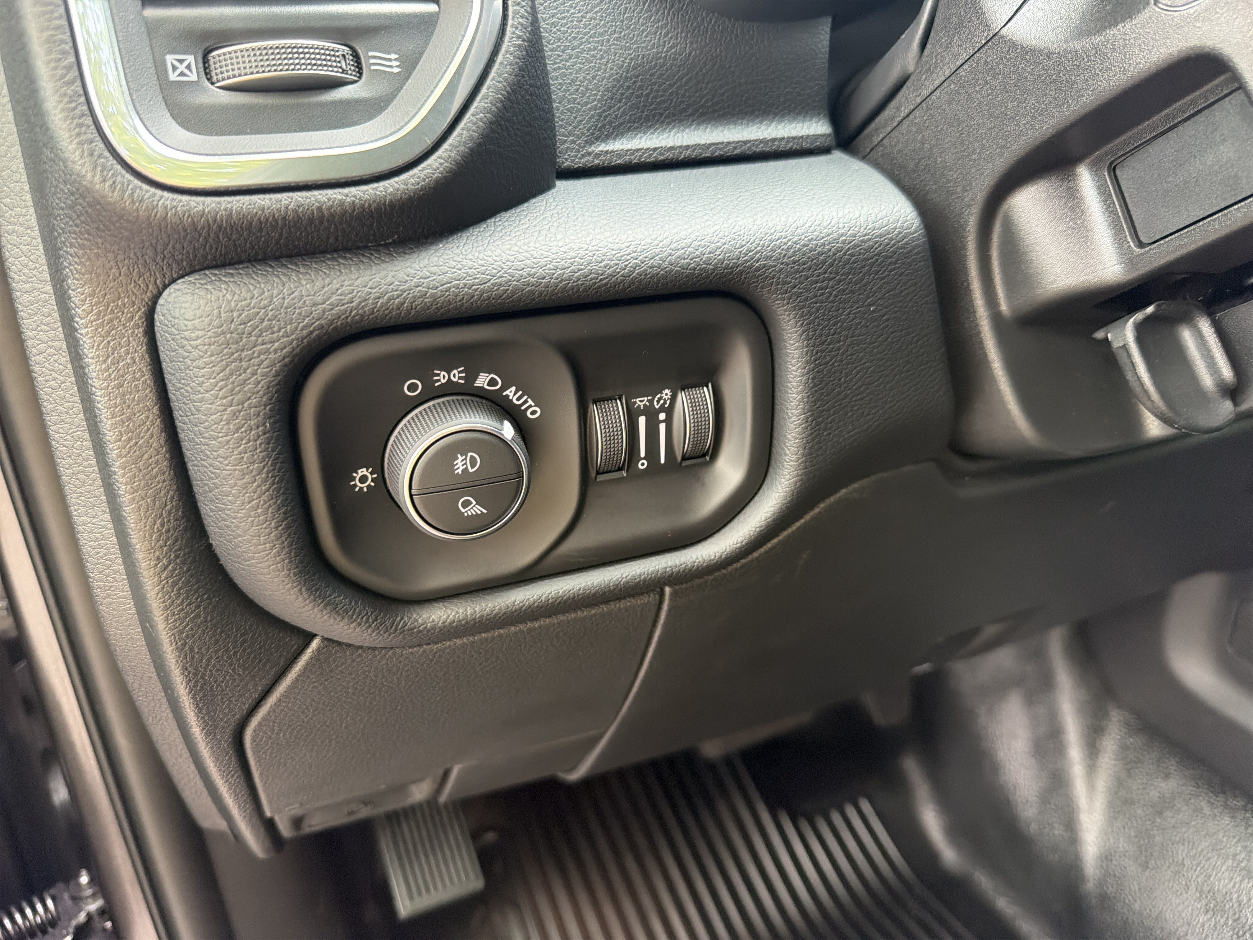 New 2026 RAM 4500 4x4 Crew Cab DRW w/ Laramie Trim Package image 20