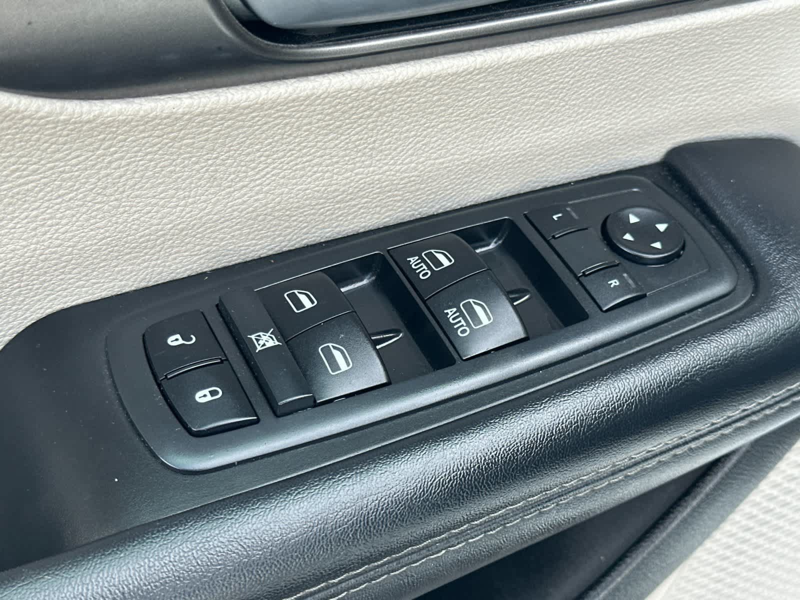 Used 2018 Chrysler Pacifica Limited w/ Advanced Safetytec Group FWD image 14