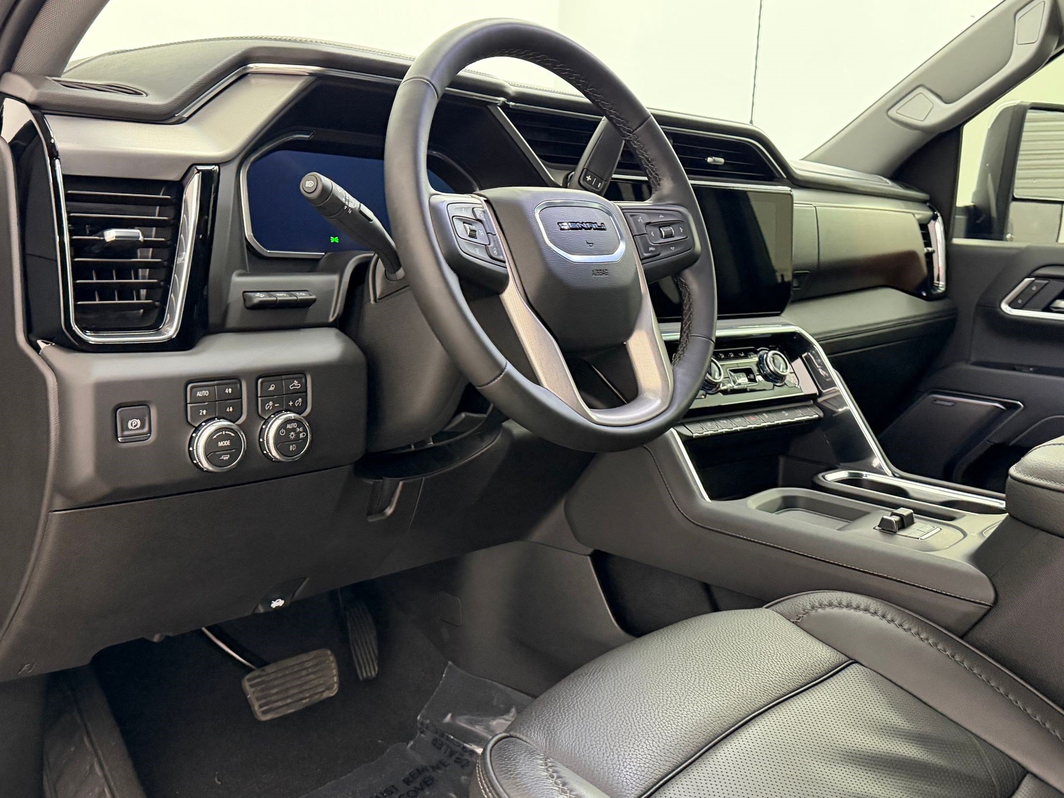 Used 2026 GMC Sierra 2500 Denali w/ Denali Reserve Package AWD/4WD image 4