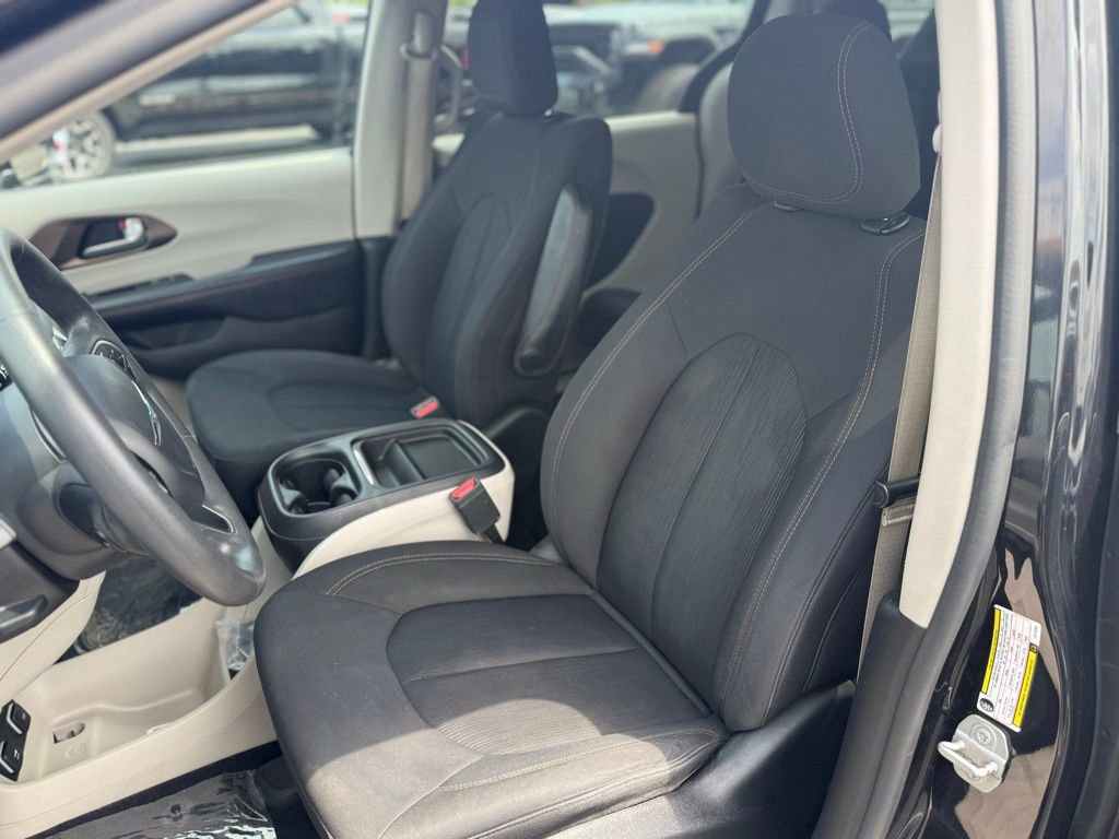 Used 2018 Chrysler Pacifica Touring Plus w/ Tire & Wheel Group FWD image 12