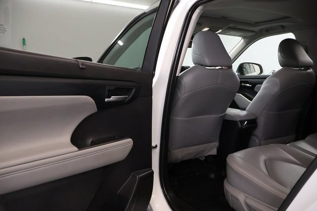 Used 2023 Toyota Highlander XLE AWD/4WD image 25