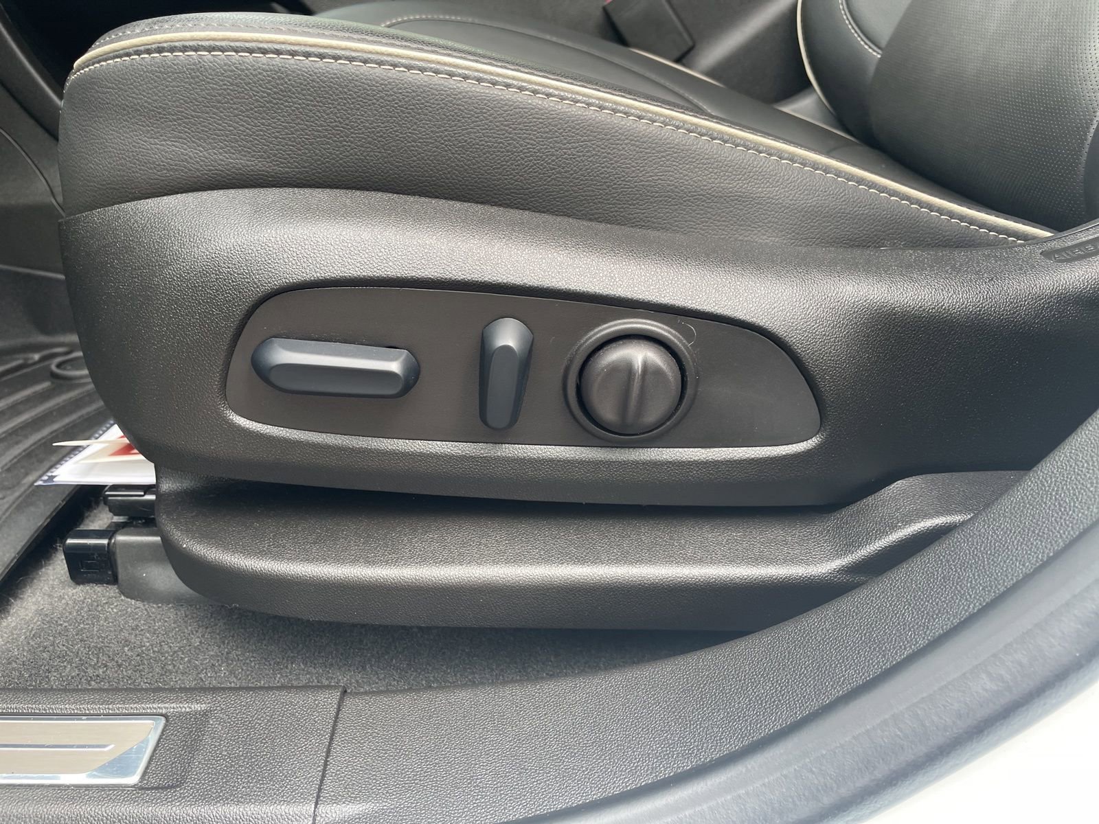 Used 2023 GMC Acadia Denali w/ Denali Ultimate Package image 13