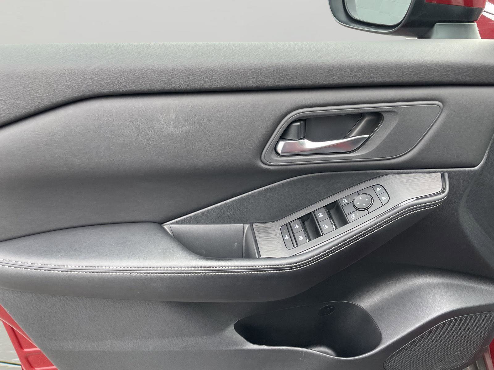 Used 2024 Nissan Rogue SV AWD/4WD image 21