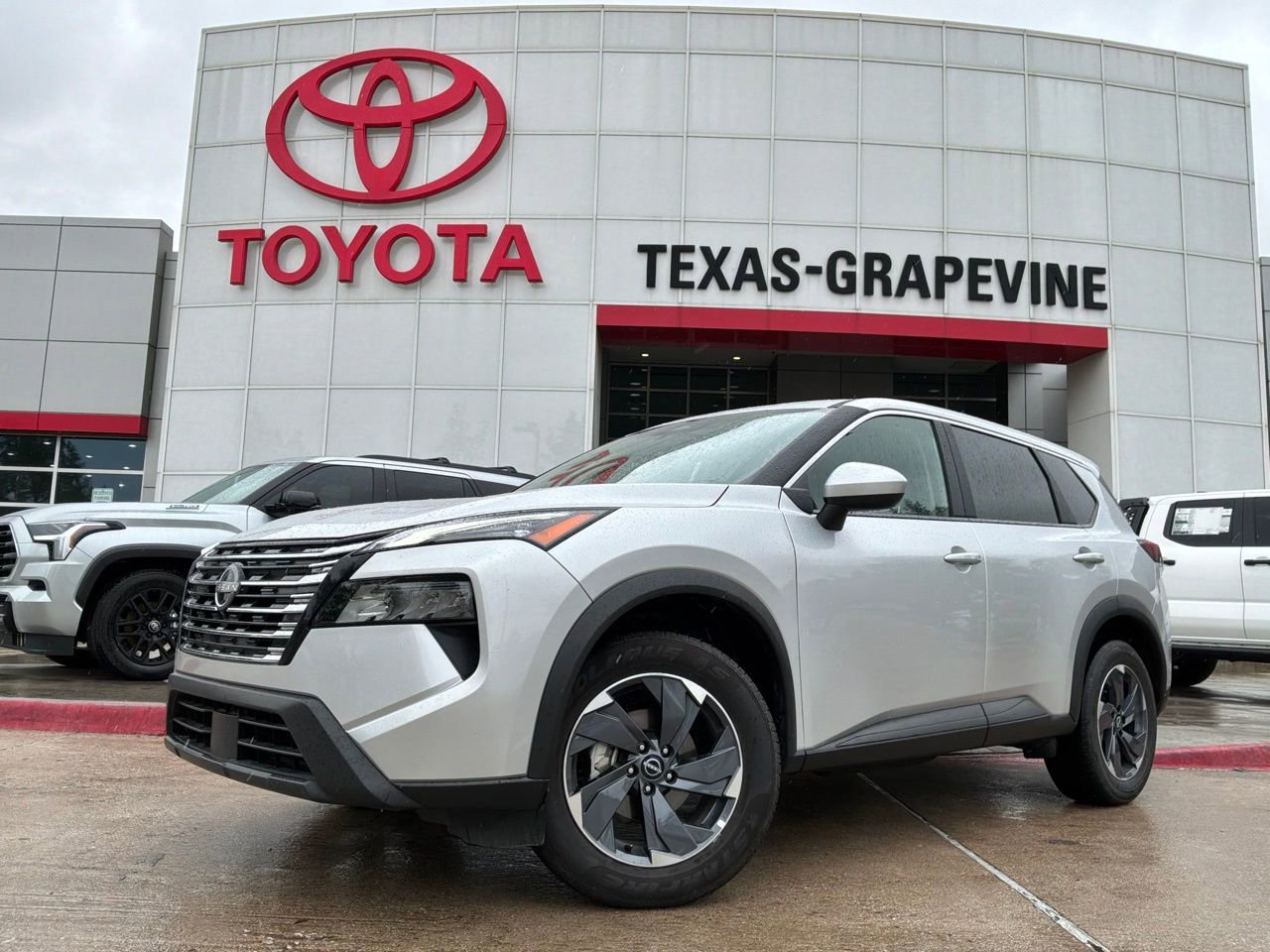 Used 2025 Nissan Rogue SV FWD image 2