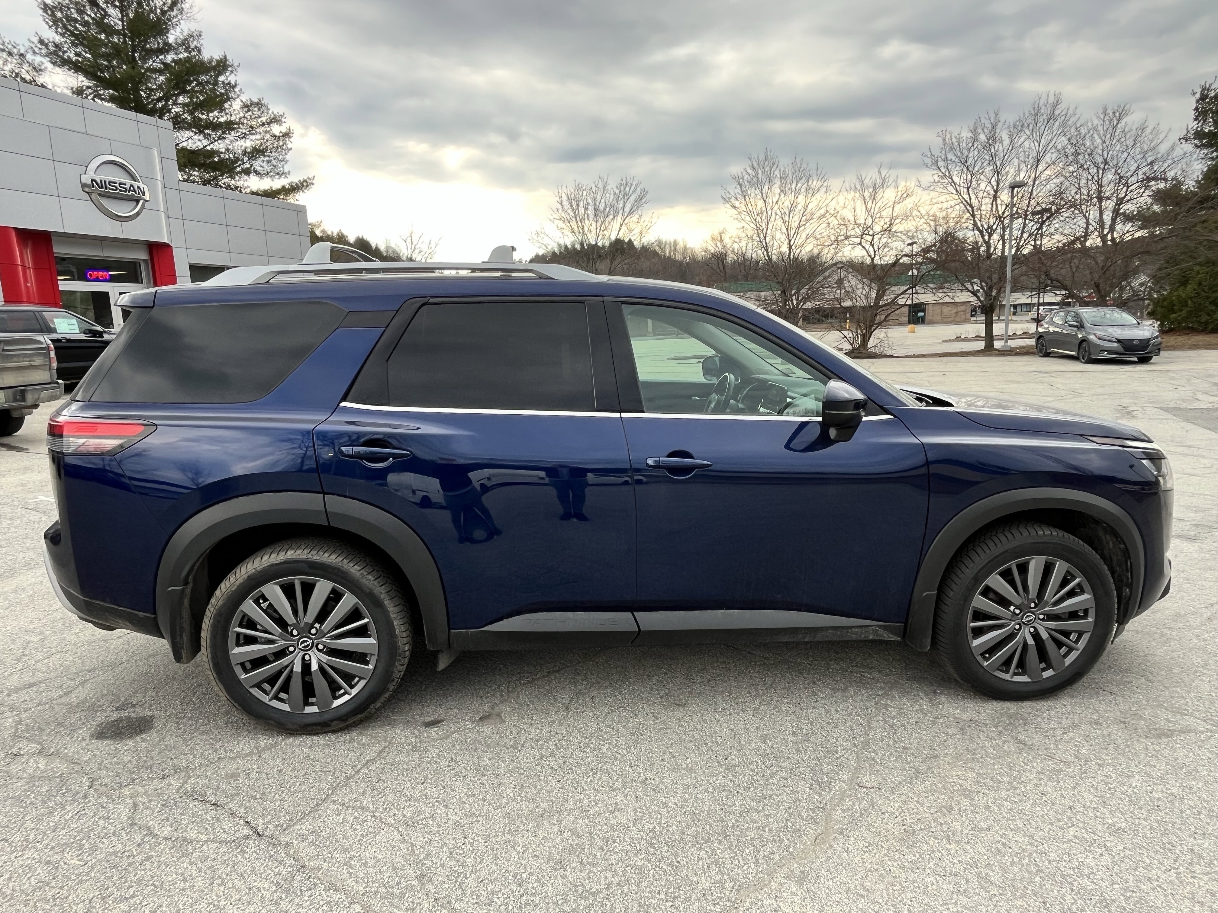 Used 2025 Nissan Pathfinder SL w/ SL Premium Package image 8