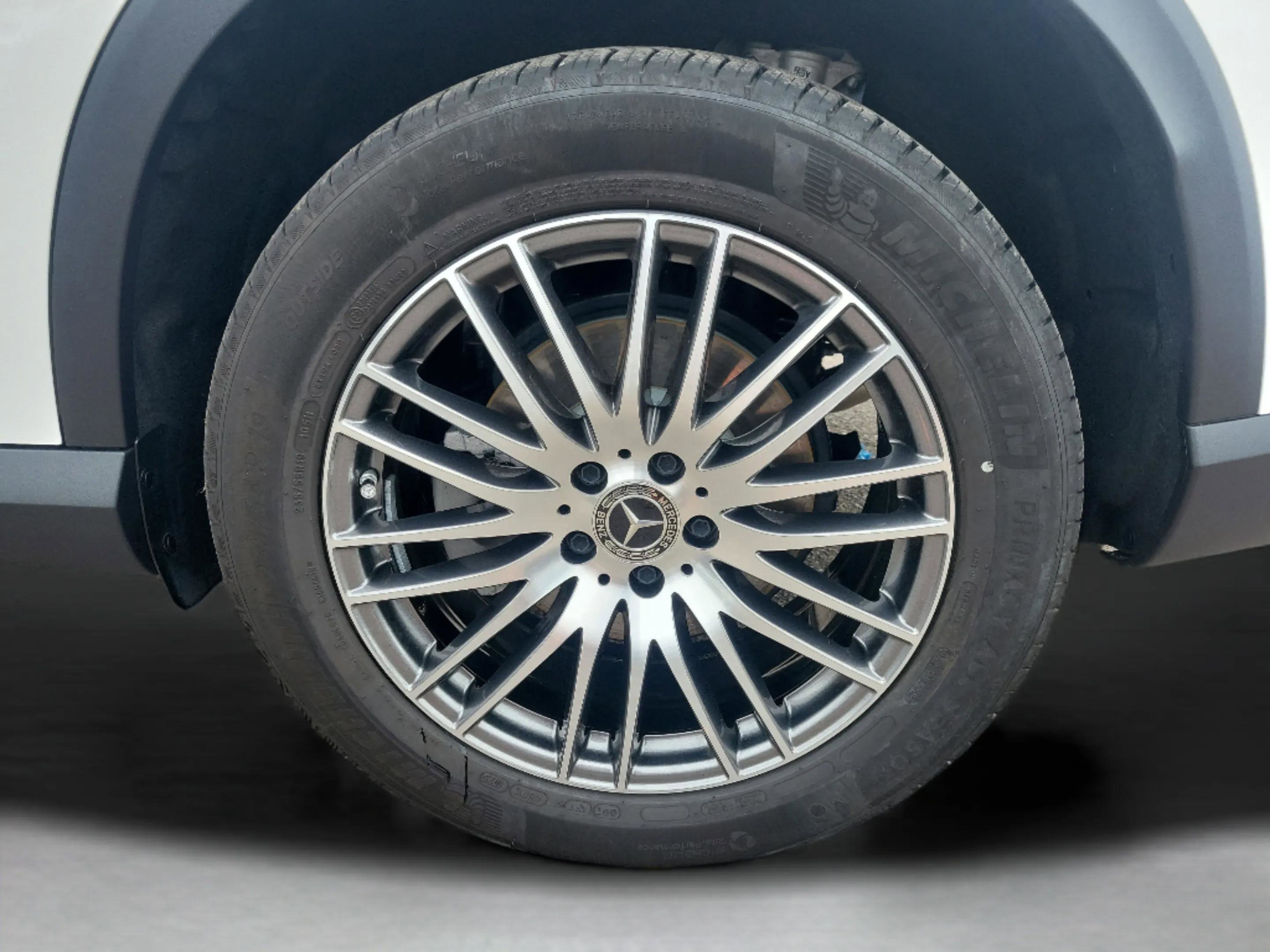 Certified 2025 Mercedes-Benz GLC 300 image 6