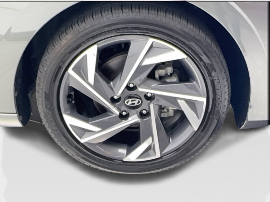 Used 2025 Hyundai Elantra Limited FWD image 13